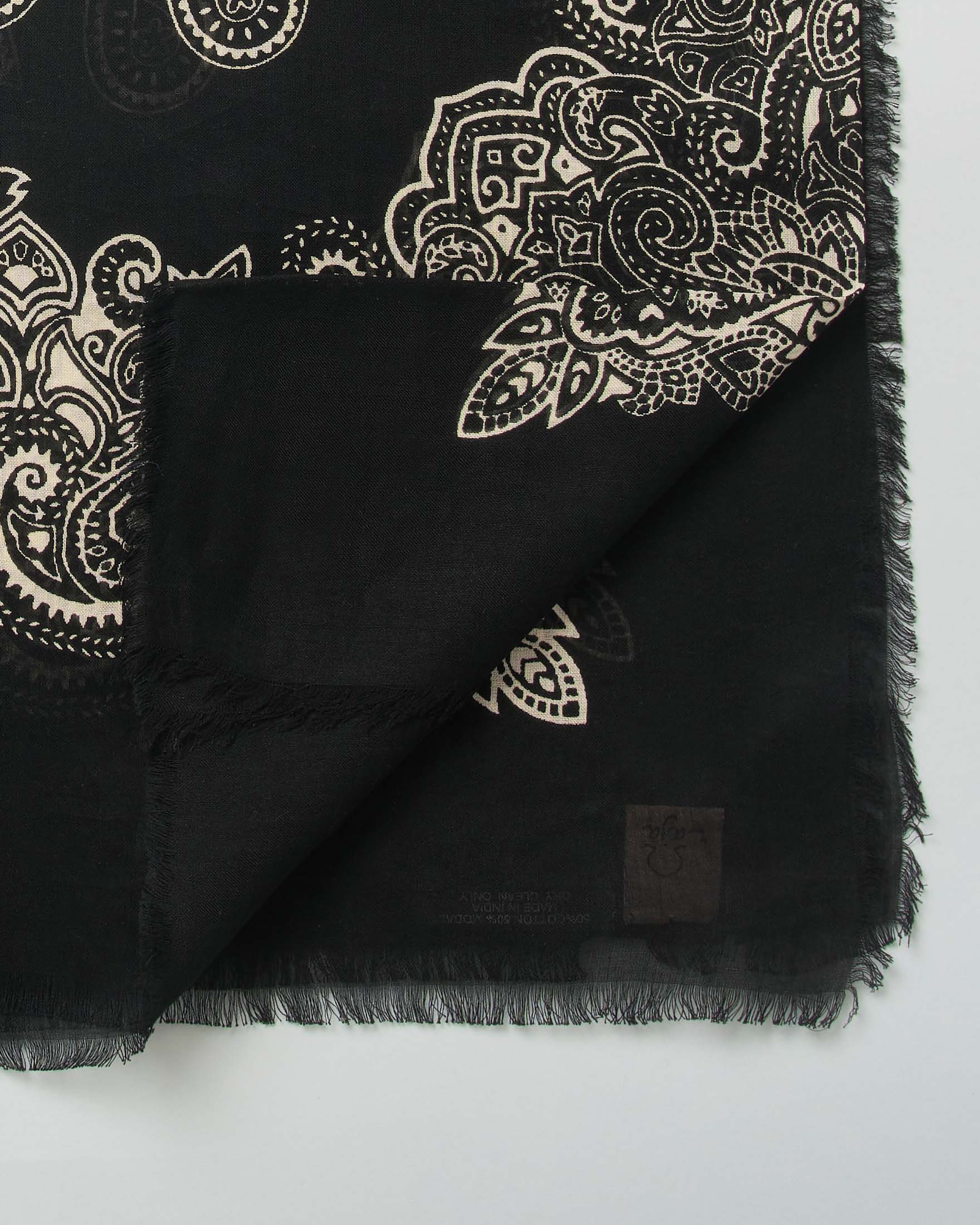 Foulard nero Raja in misto cotone e modal con stampa paisley e bordi sfrangiati image