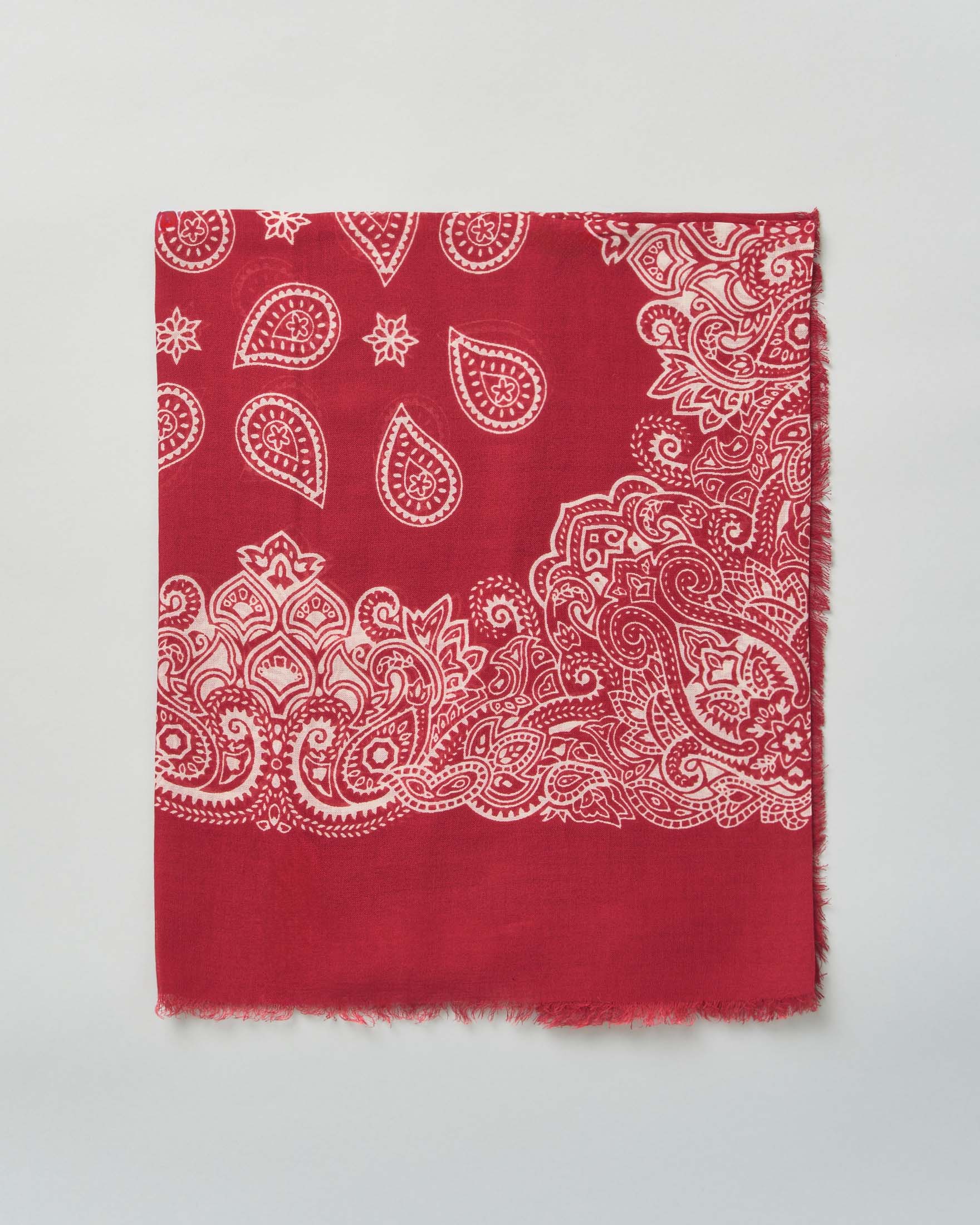 Foulard rosso Raja in misto cotone e modal con stampa paisley e bordi sfrangiati