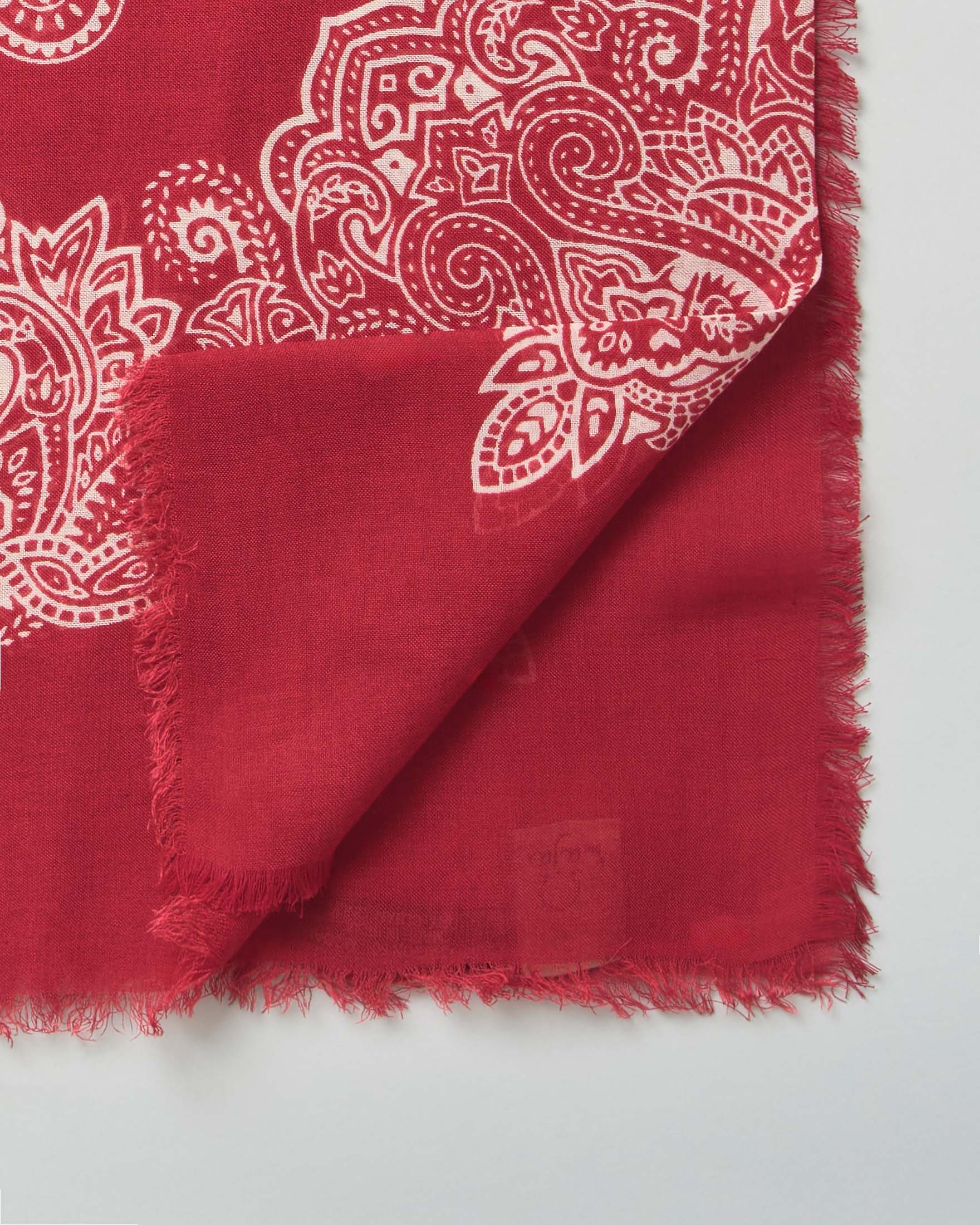 Foulard rosso Raja in misto cotone e modal con stampa paisley e bordi sfrangiati image