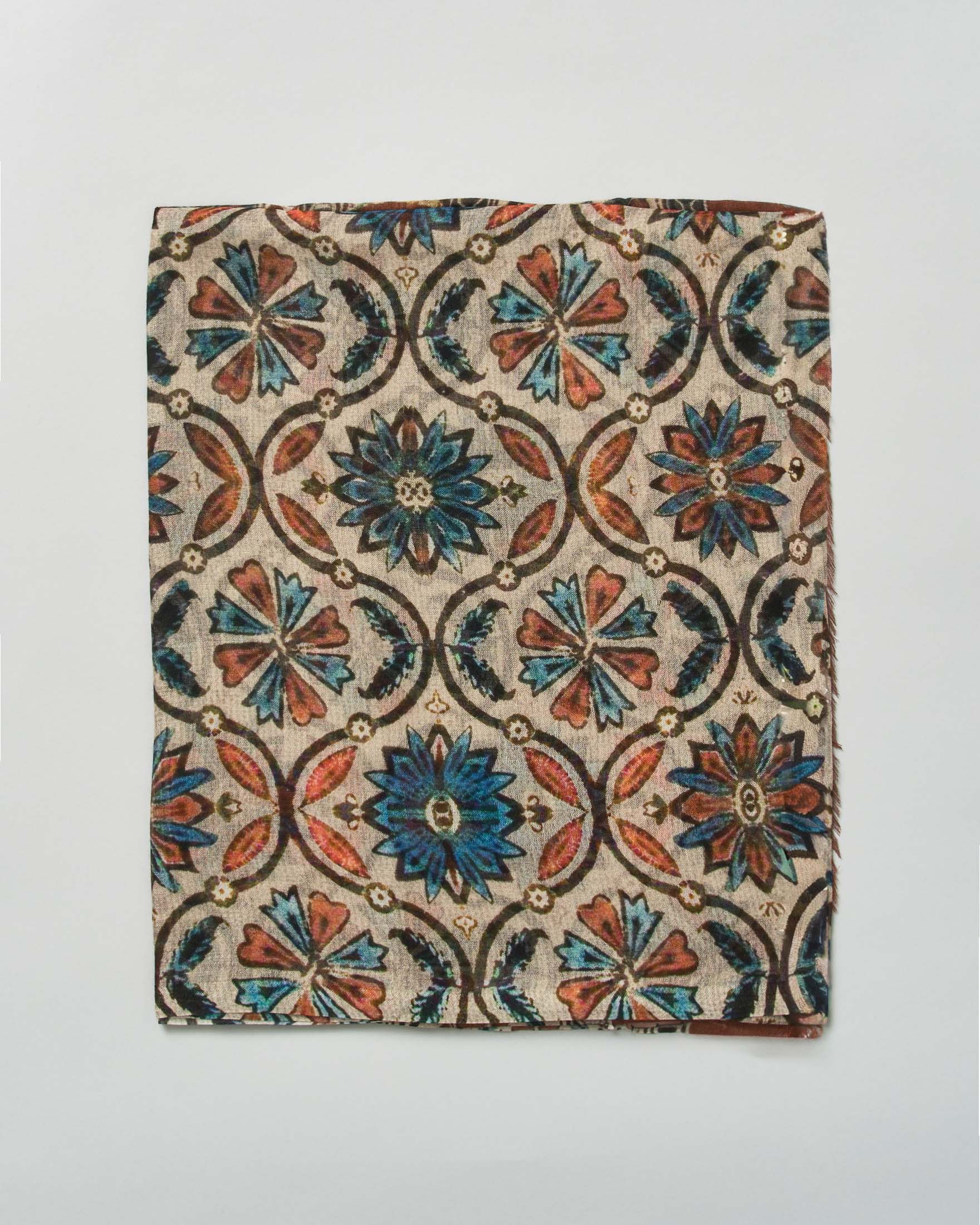 Sciarpa beige in misto modal e seta con stampa maiolica colorata e bordi color coccio