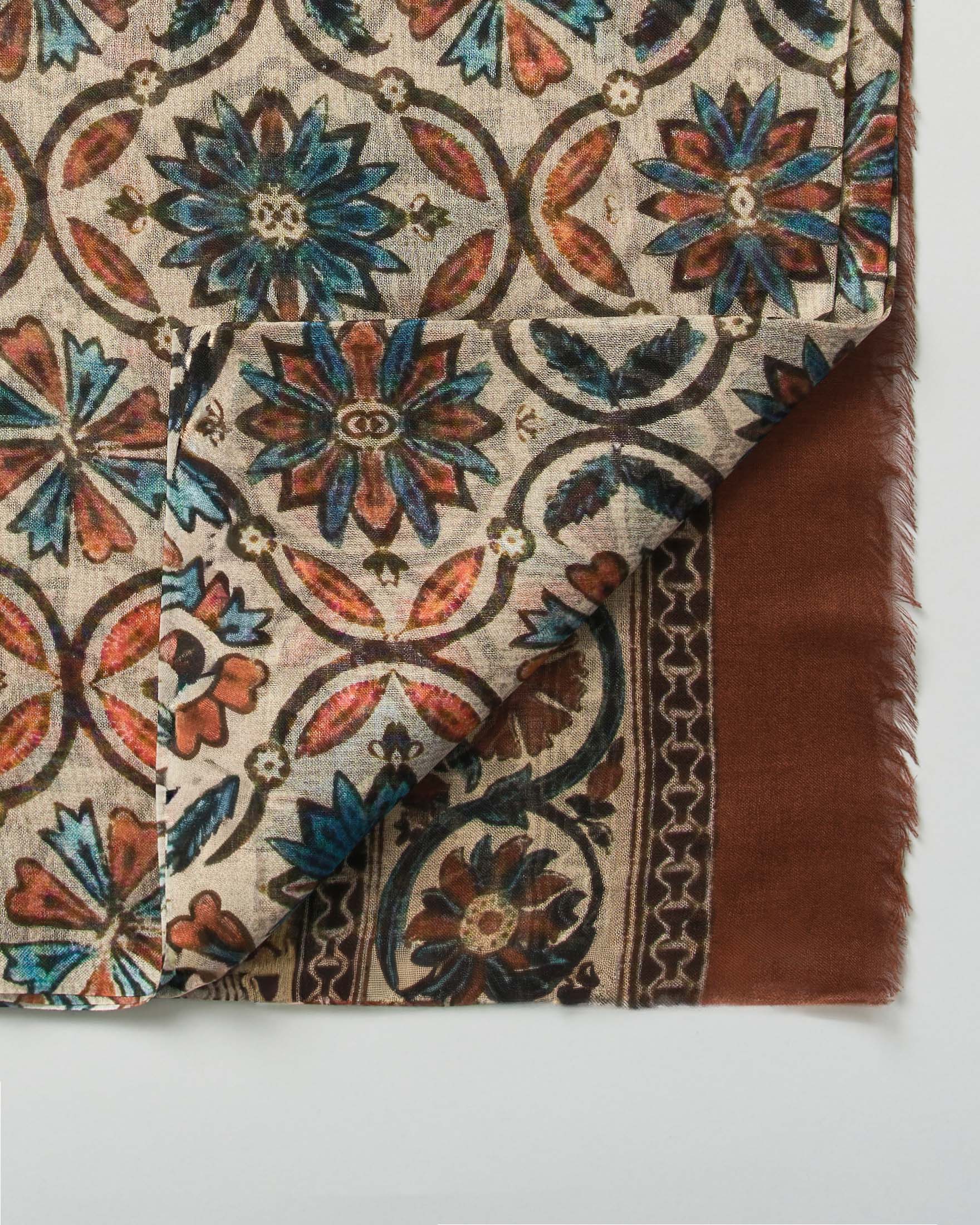 Sciarpa beige Raja in misto modal e seta con stampa maiolica colorata e bordi color coccio image