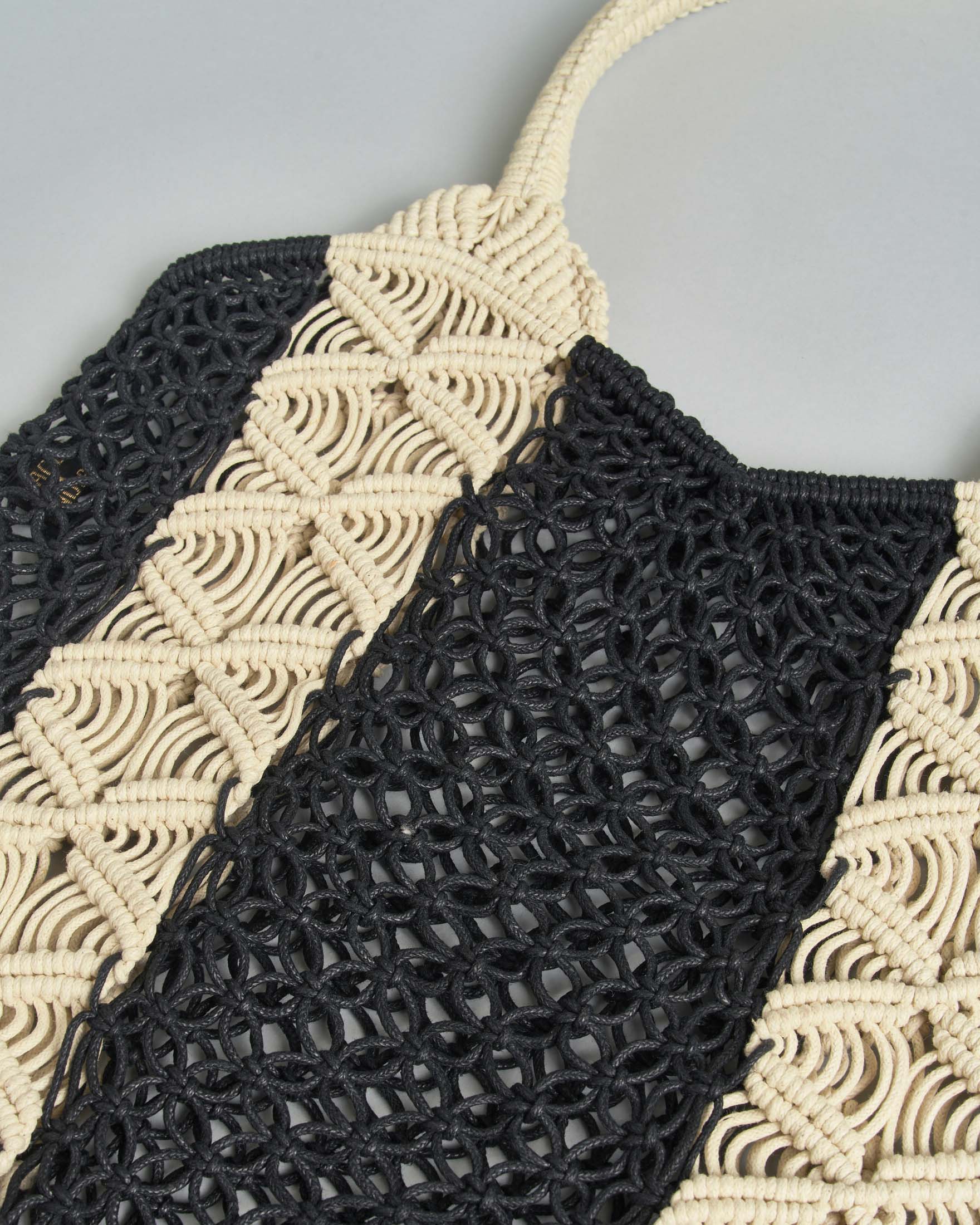 Mini tote crochet Raja nera con bande decorate macramé écru image