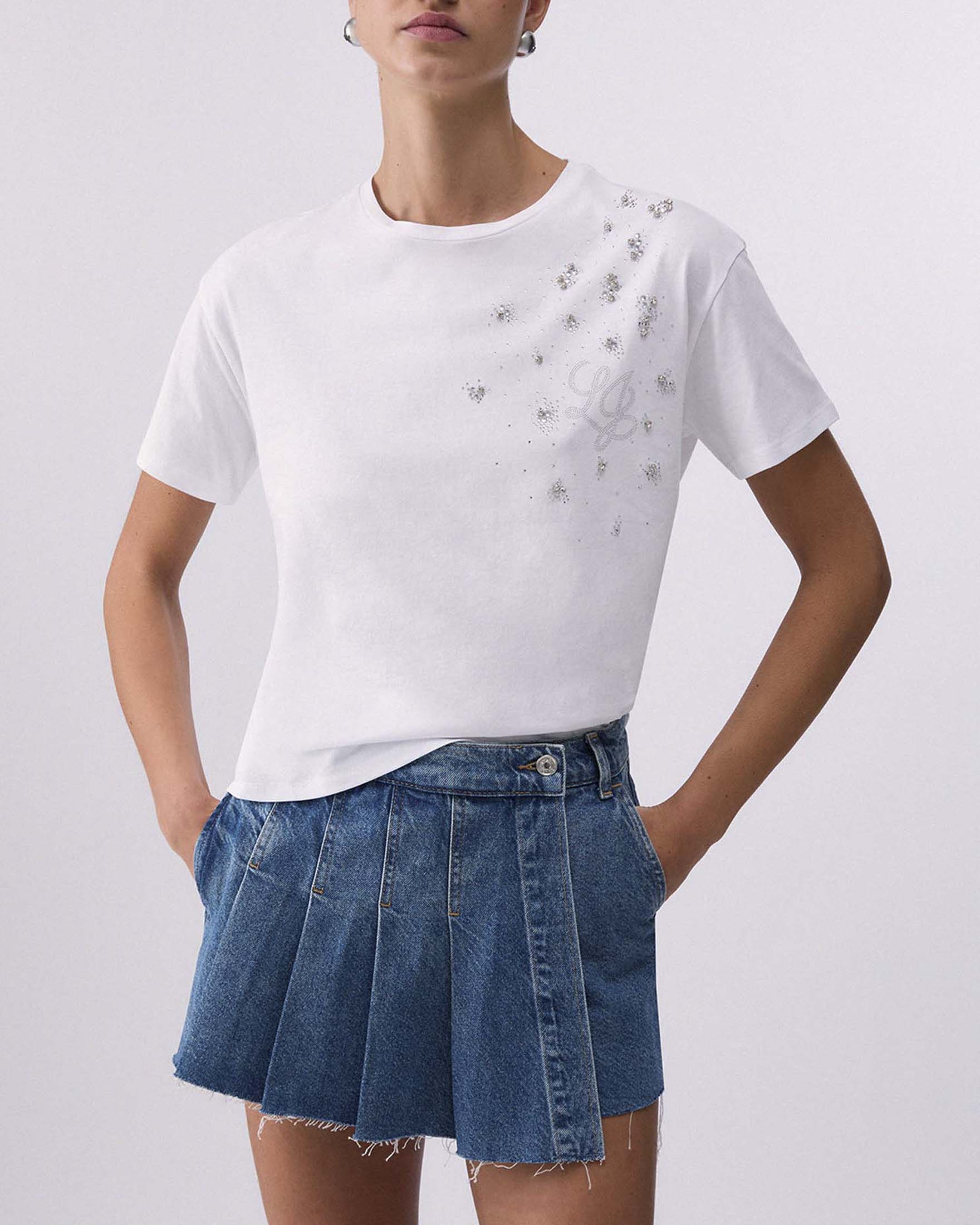 T-shirt Liu Jo bianca a maniche corte con logo e applicazioni gioiello argentate image