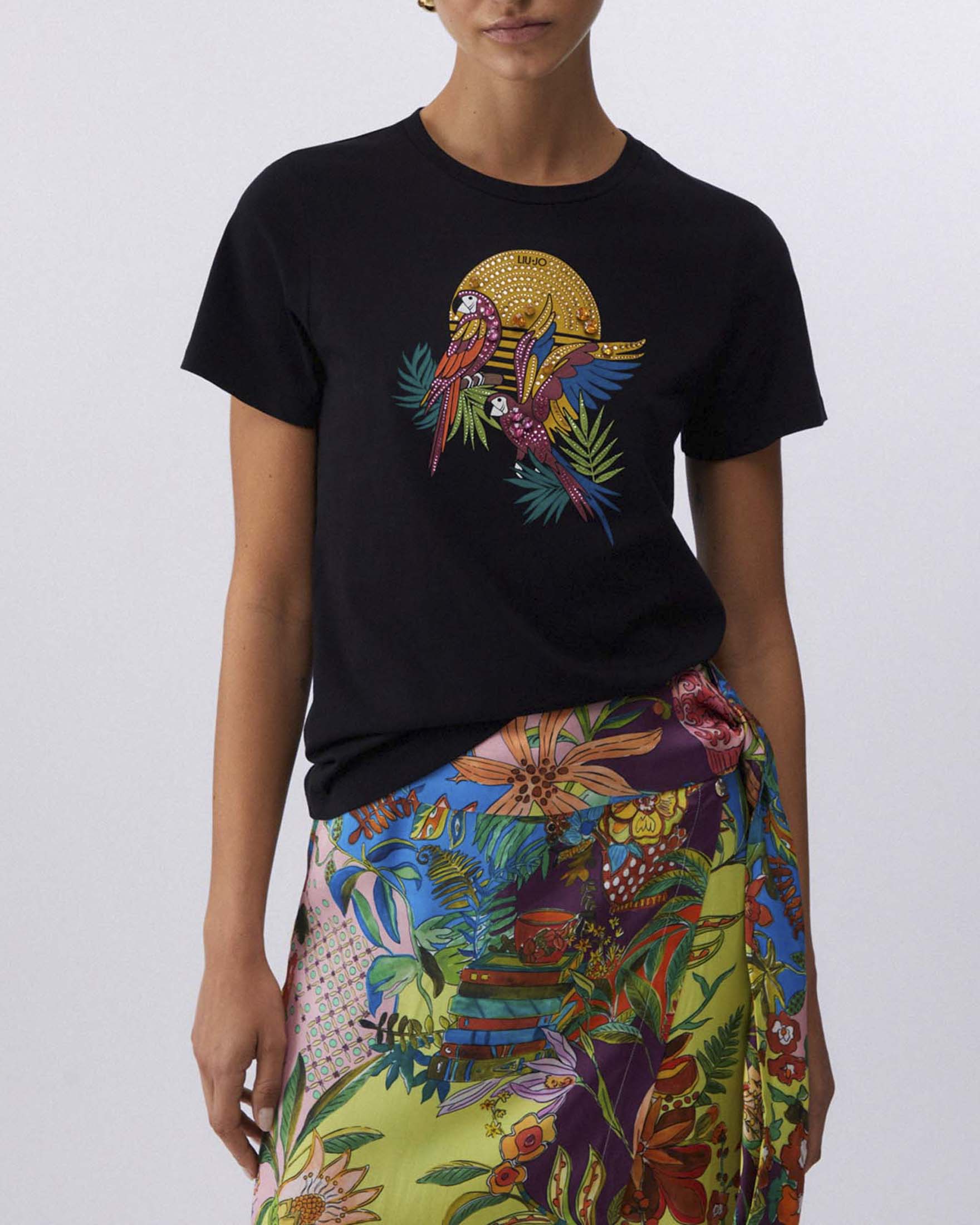 T-shirt Liu Jo nera con stampa pappagallo colorata e strass applicati image