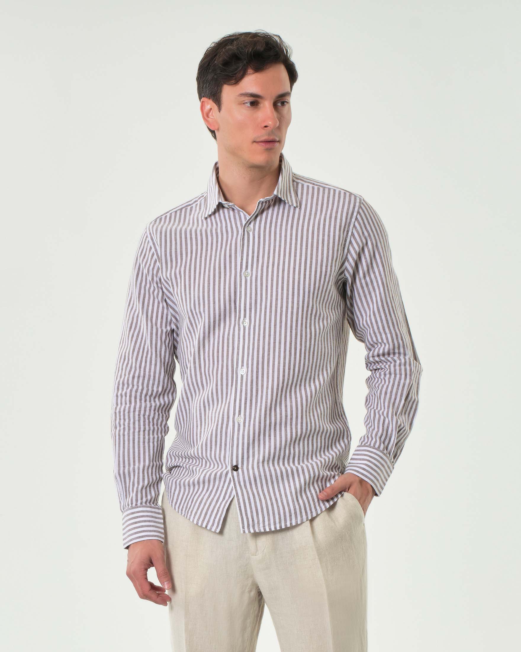 Camicia a righe bianche e noce in misto lino e cotone con colletto alla francese