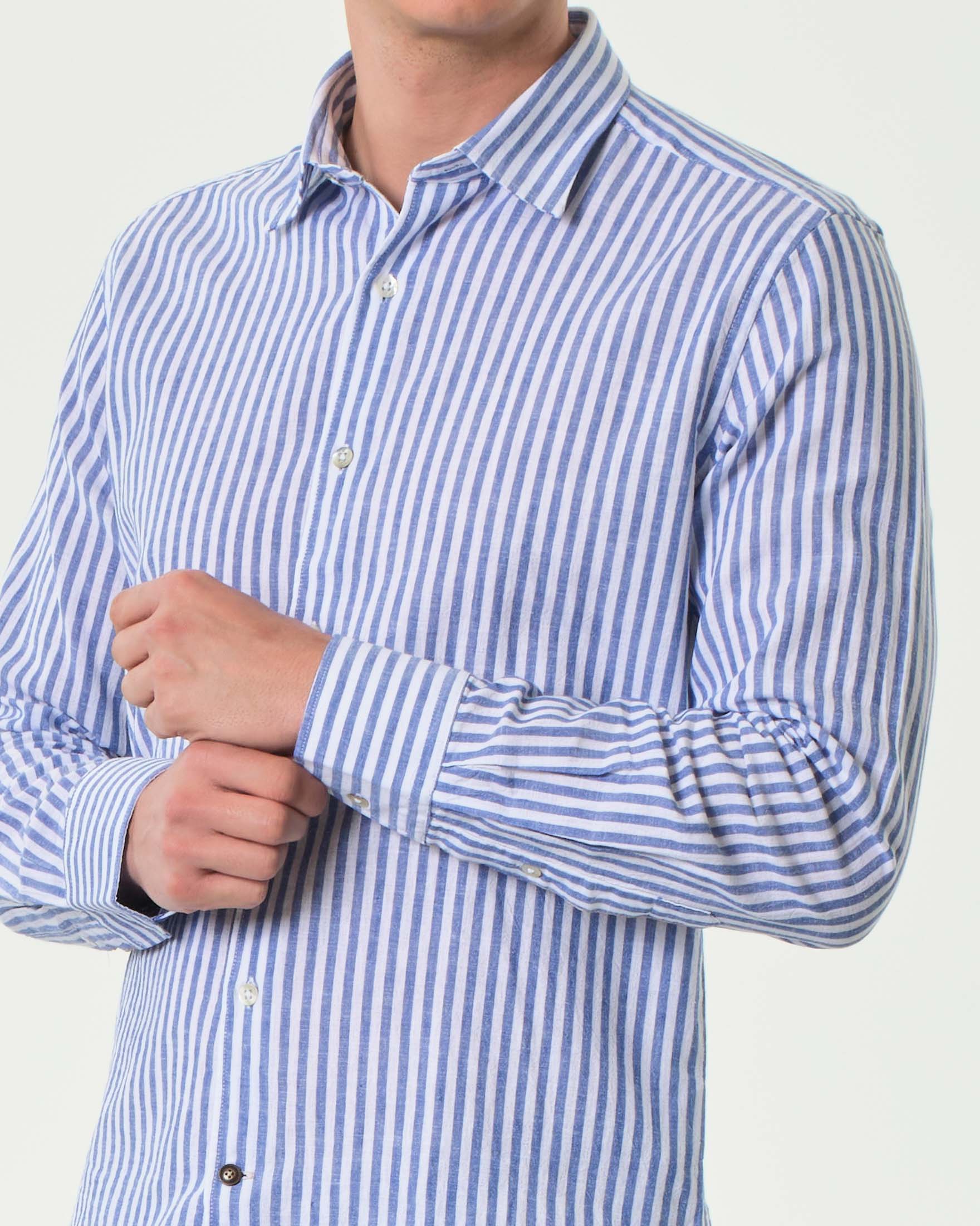 Camicia Alley Docks a righe bianche e celesti in misto lino e cotone con colletto alla francese image