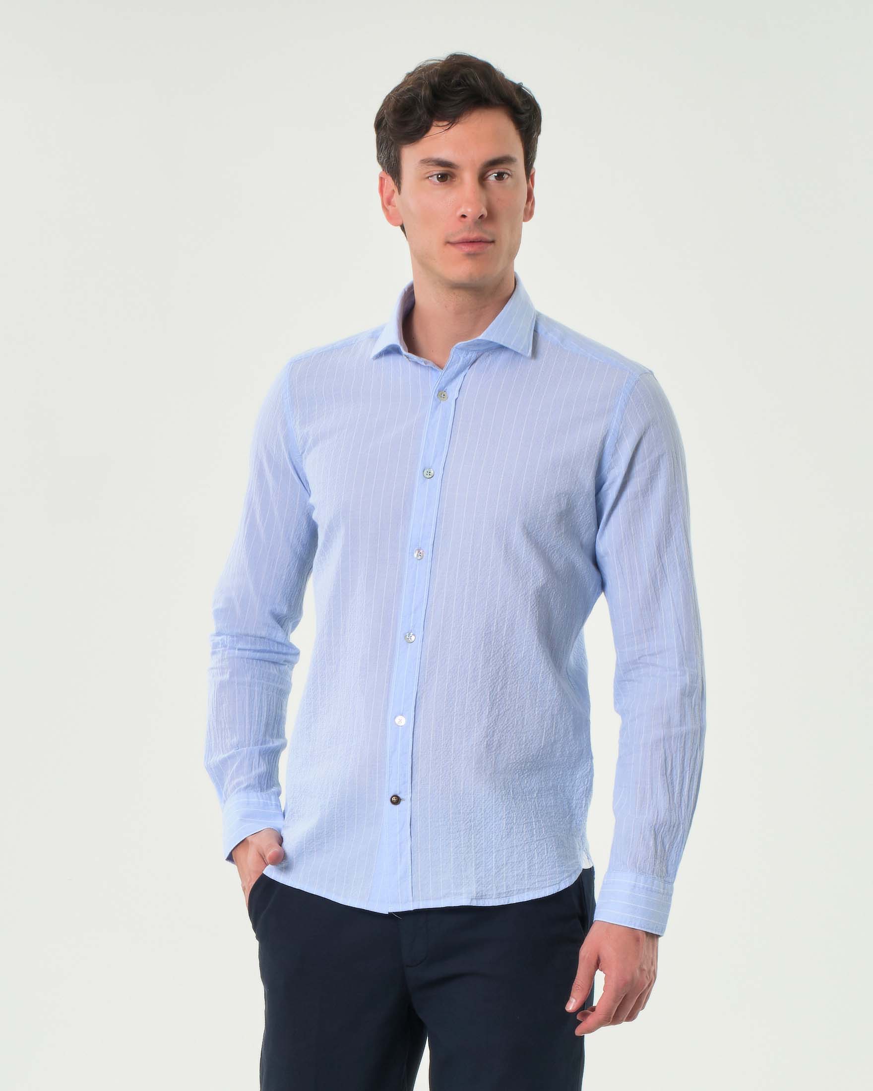 Camicia Alley Docks azzurra gessata in seersucker di cotone stretch con colletto alla francese