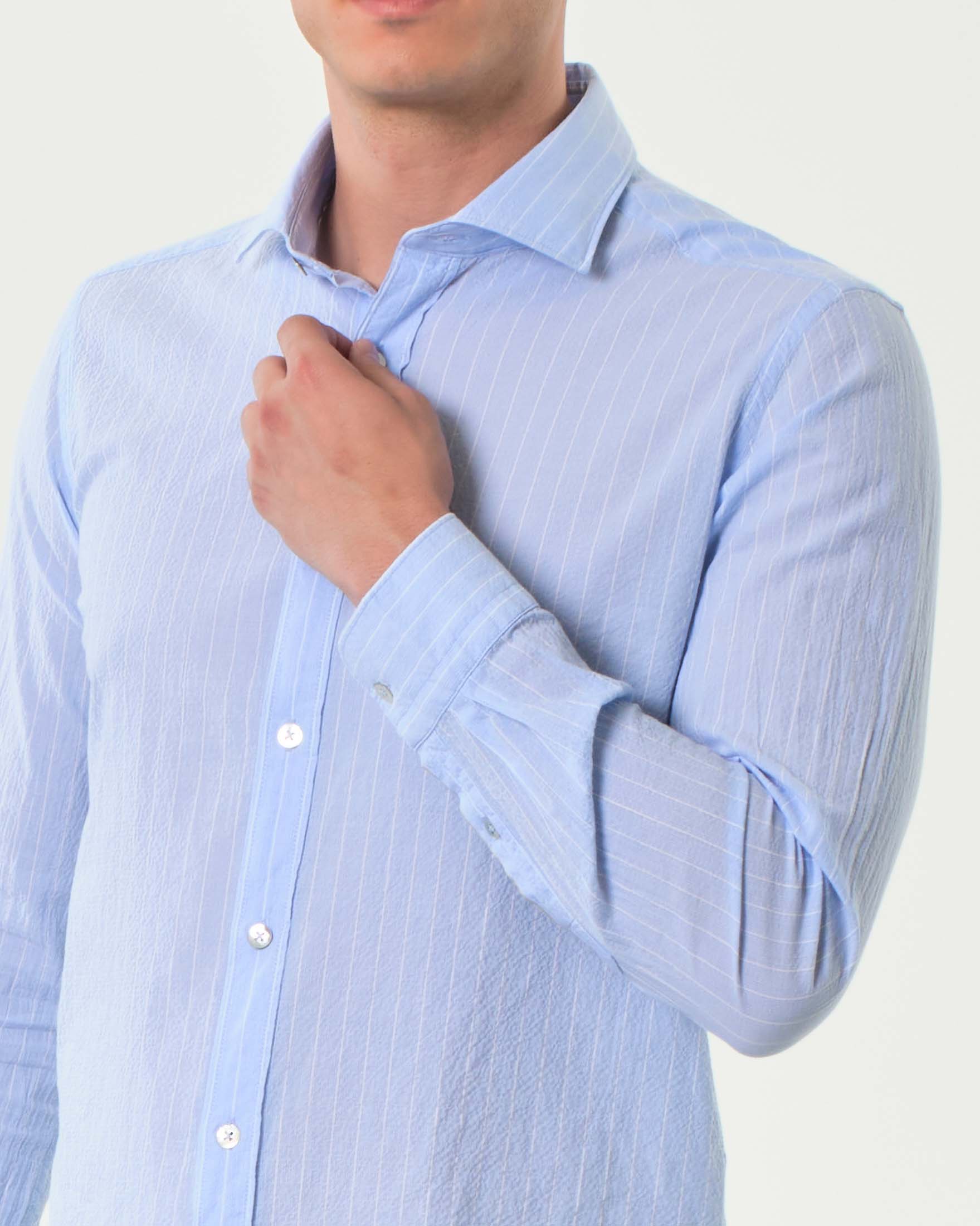 Camicia Alley Docks azzurra gessata in seersucker di cotone stretch con colletto alla francese image