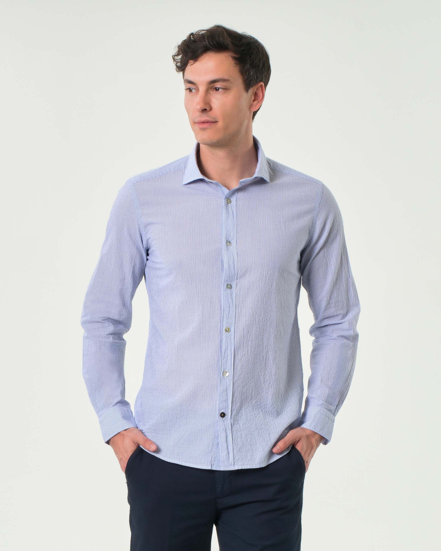 Camicia Alley Docks azzurra micro riga in seersucker di cotone stretch con colletto alla francese