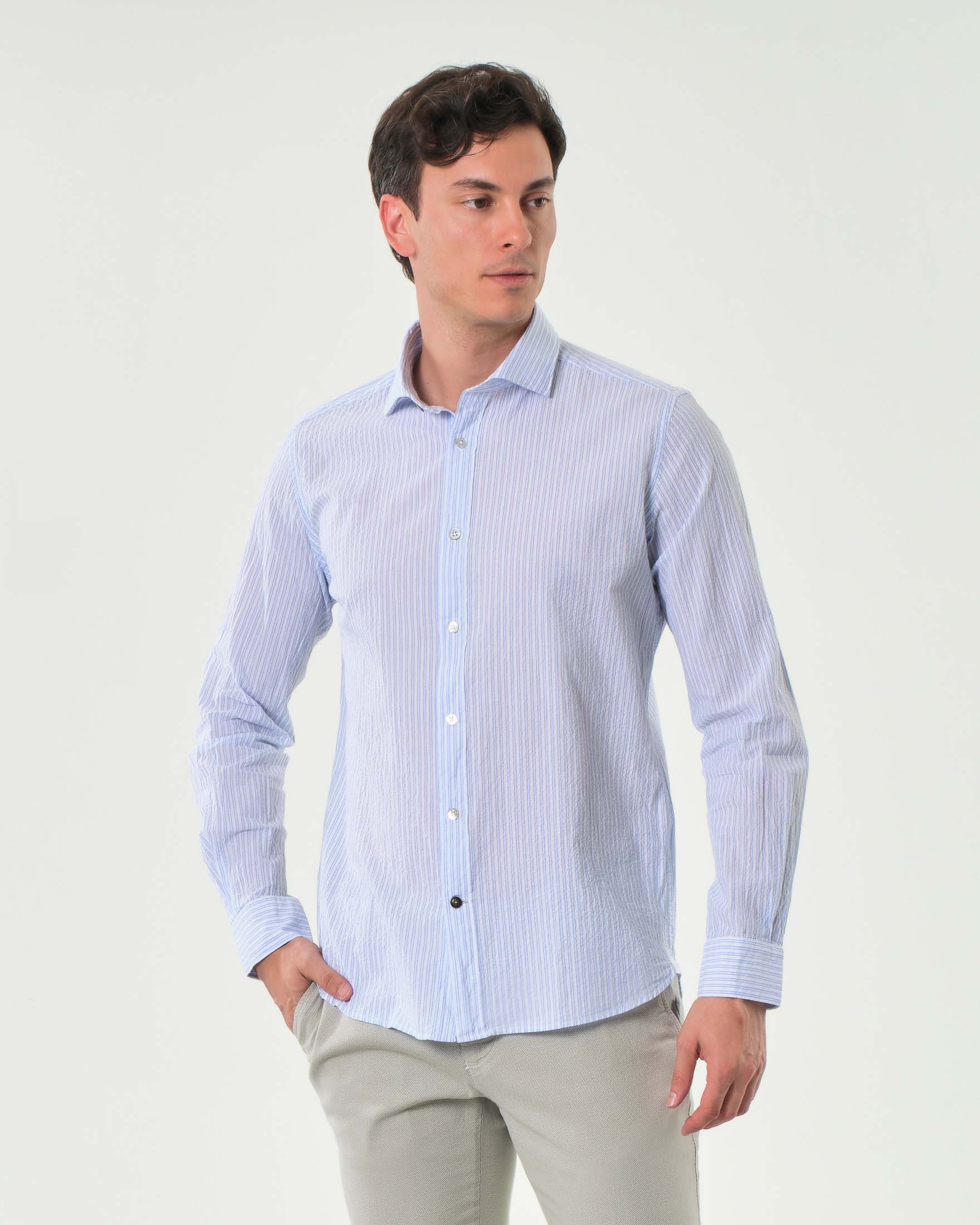 Camicia Alley Docks a righe azzurre e bianche in seersucker di cotone stretch con colletto alla francese