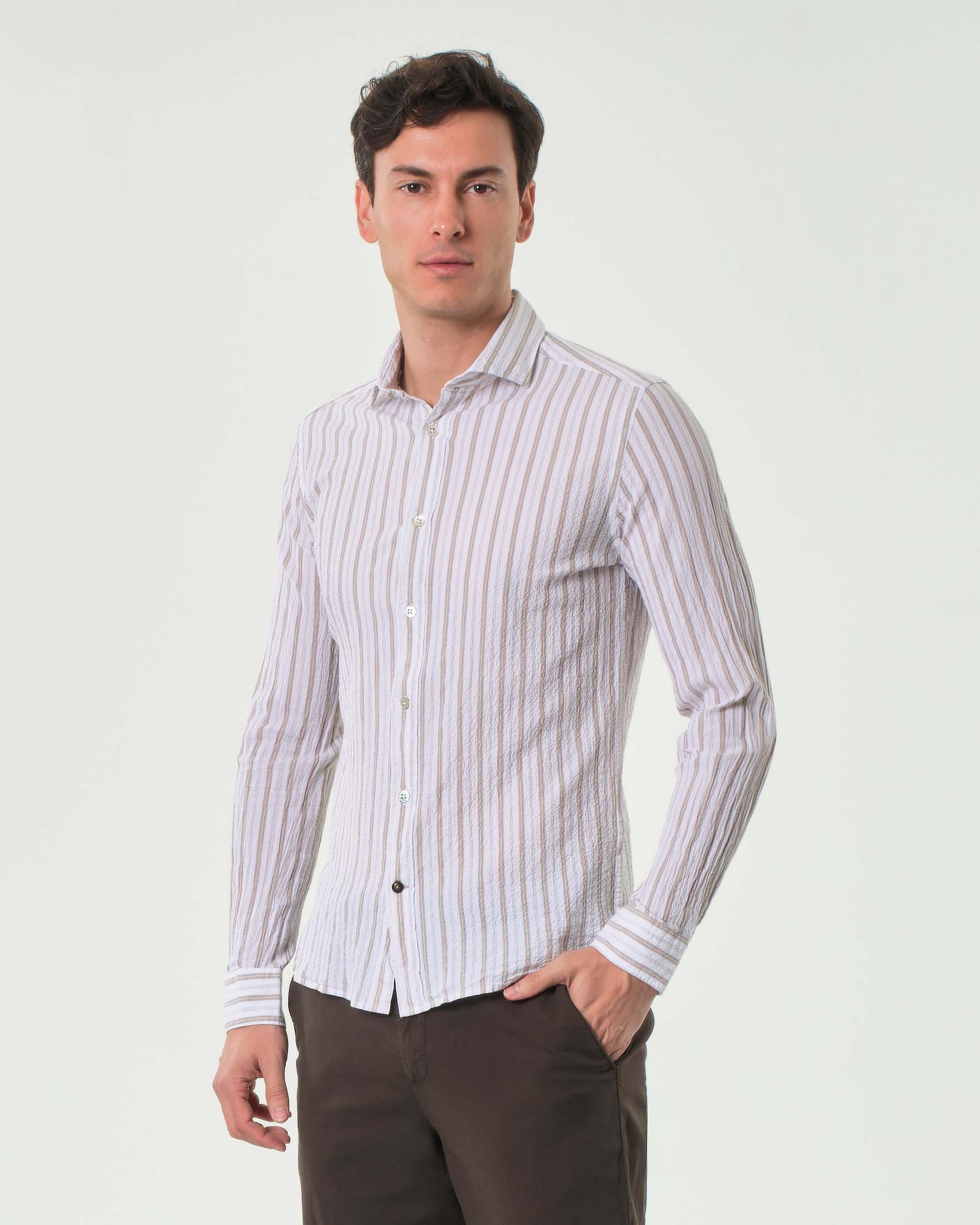 Camicia Alley Docks a righe bianche e beige in seersucker di cotone stretch con colletto alla francese