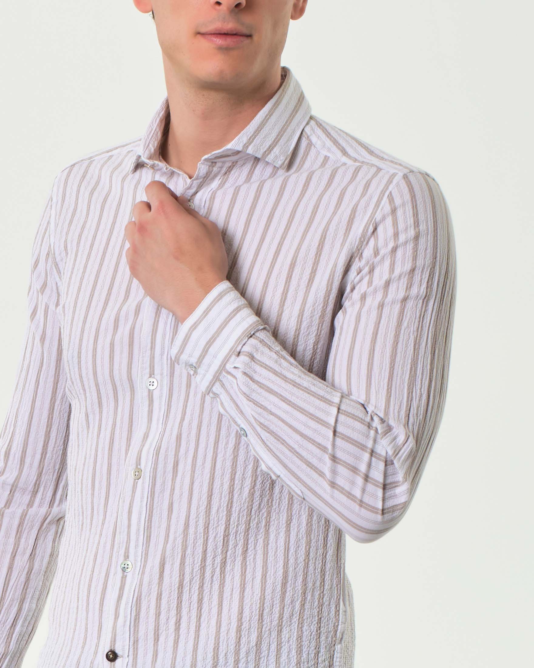 Camicia Alley Docks a righe bianche e beige in seersucker di cotone stretch con colletto alla francese image