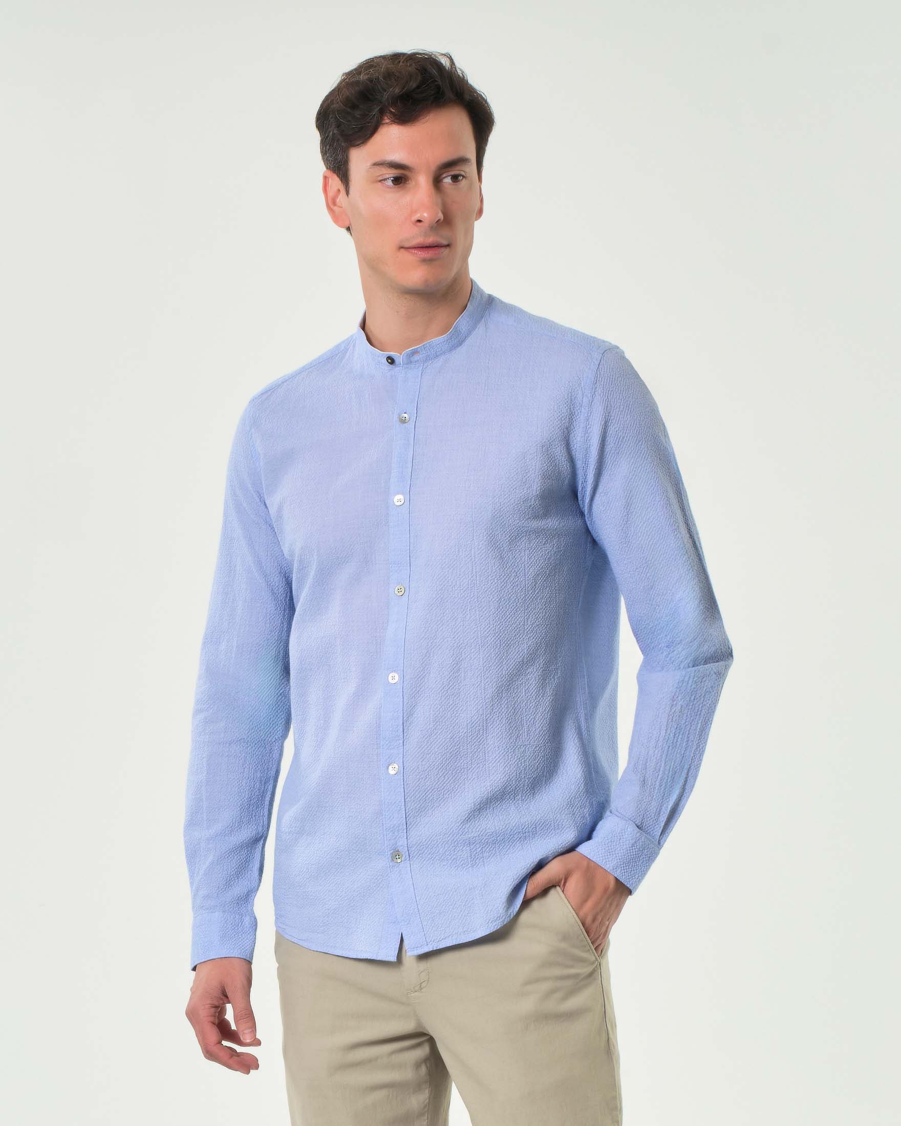 Camicia azzurra con colletto alla coreana in seersucker di cotone stretch