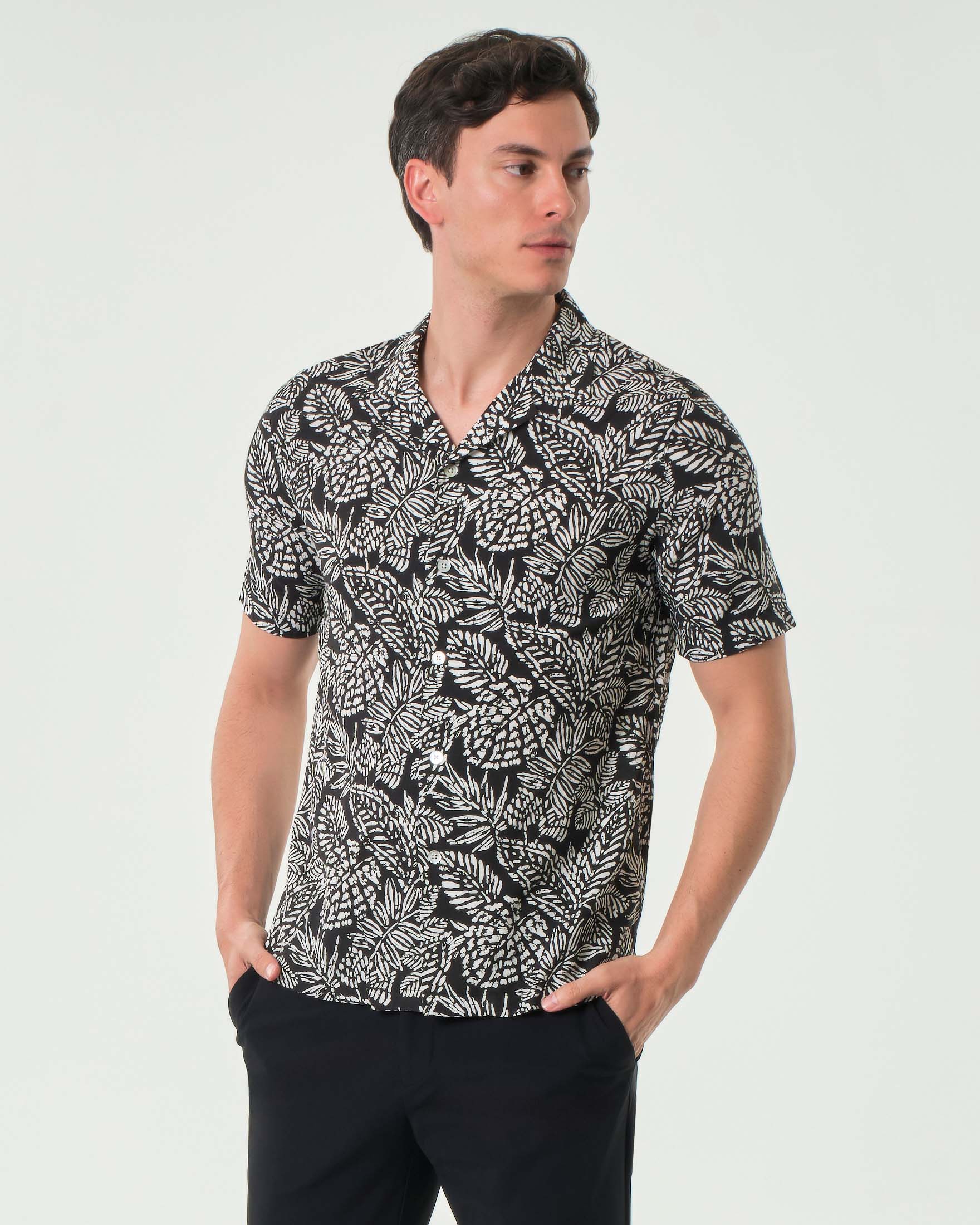 Camicia mezza manica Alley Docks nera in viscosa con fantasia floreale bianca