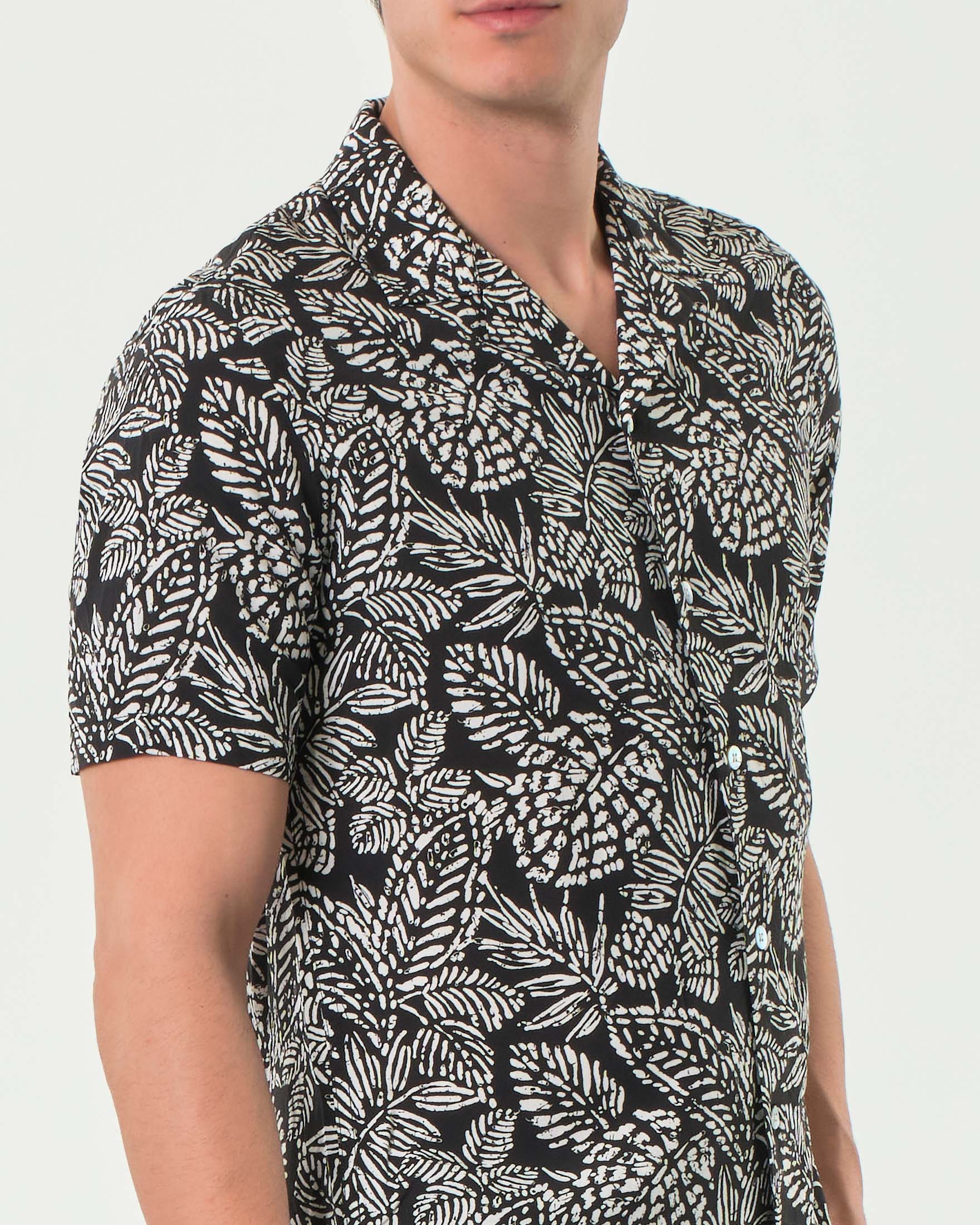Camicia mezza manica Alley Docks nera in viscosa con fantasia floreale bianca image