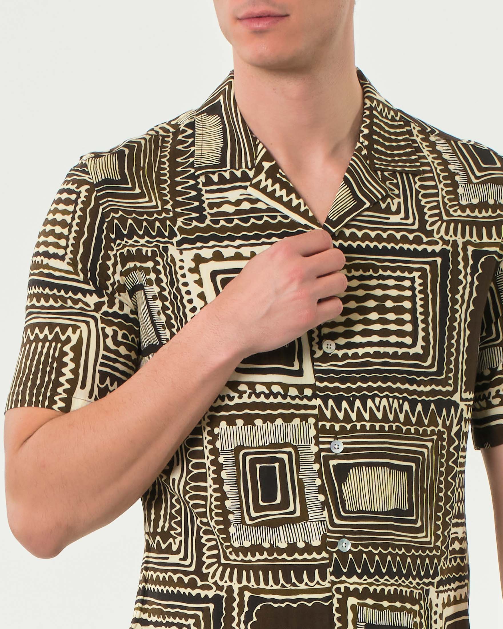 Camicia mezza manica Alley Docks marrone in viscosa con fantasia etnica image