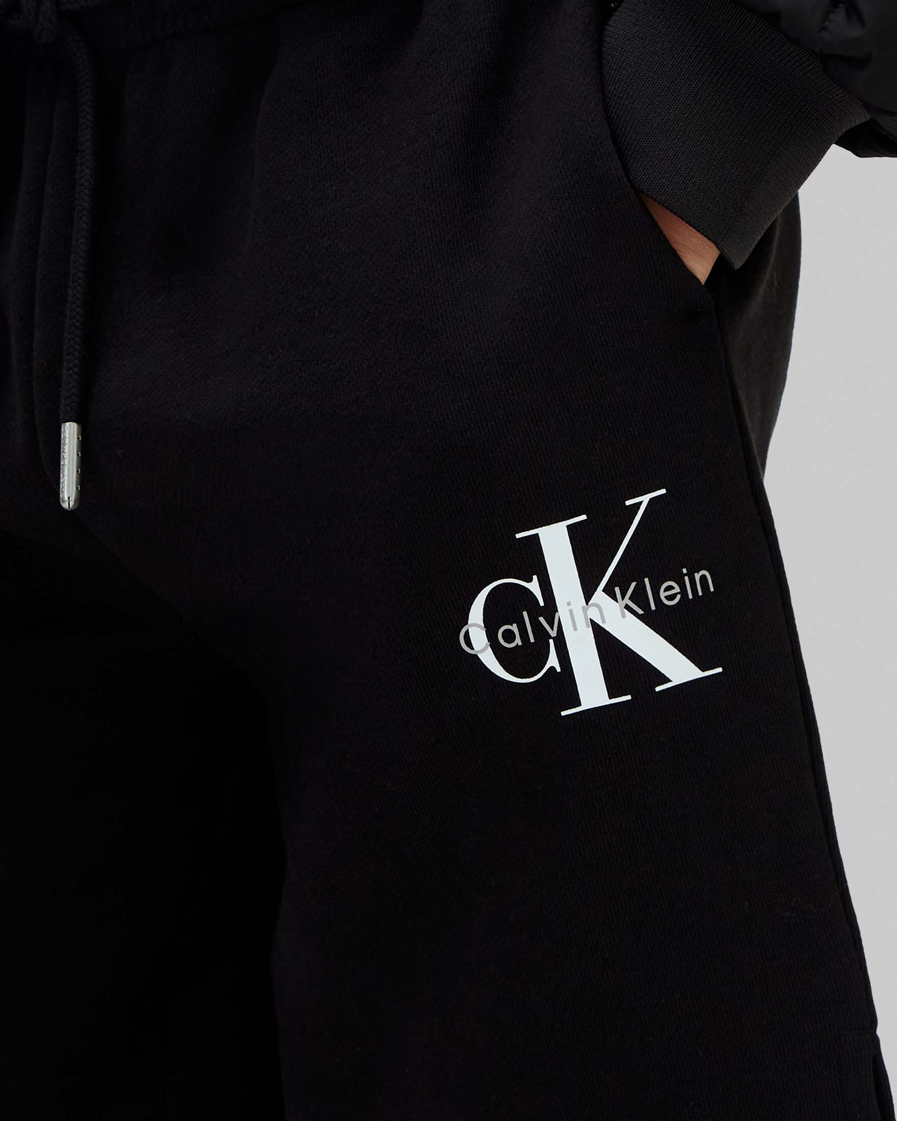 Bermuda Calvin Klein nero in puro cotone con logo bianco image