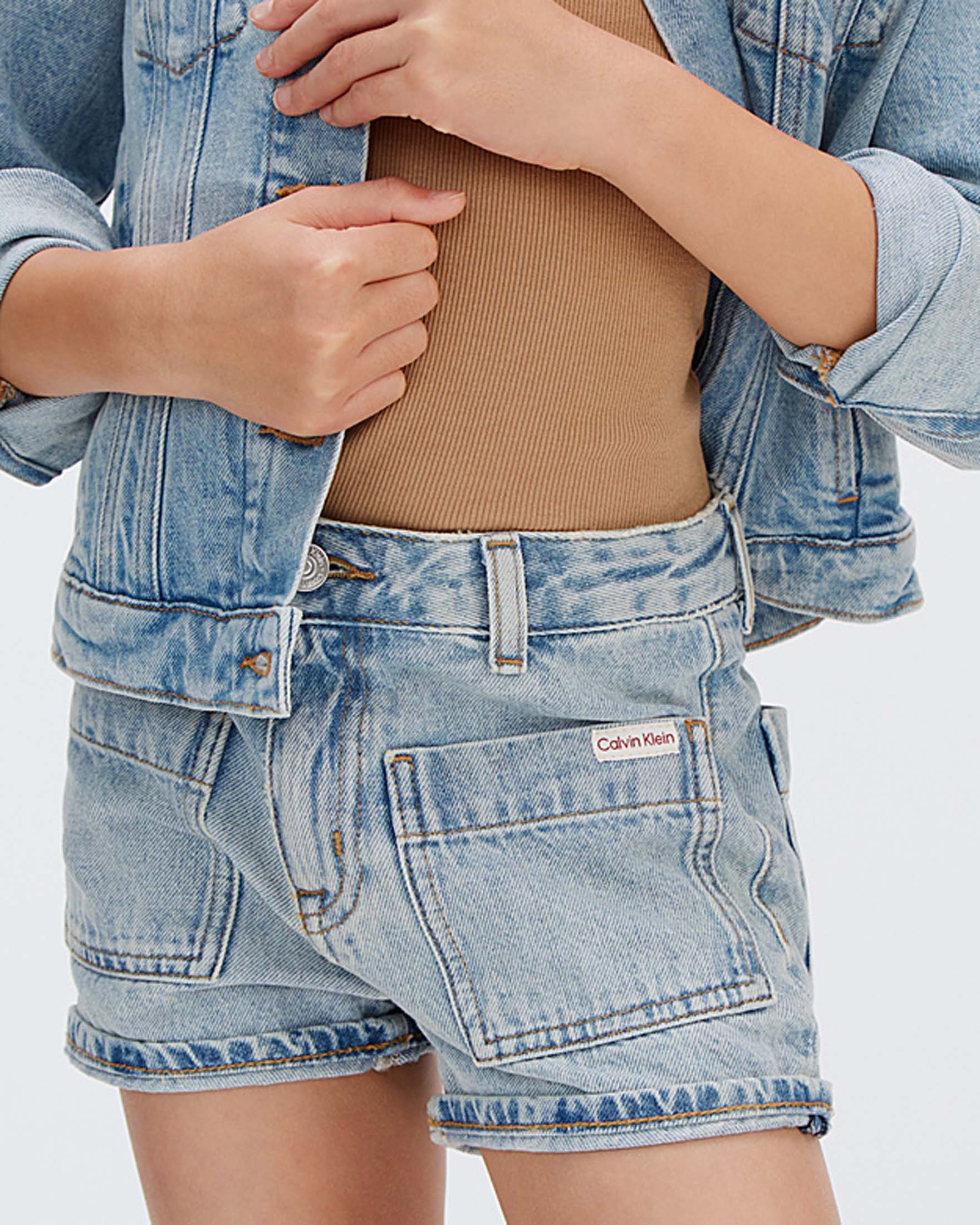 Short Calvin Klein in denim lavaggio chiaro stone washed con tasche