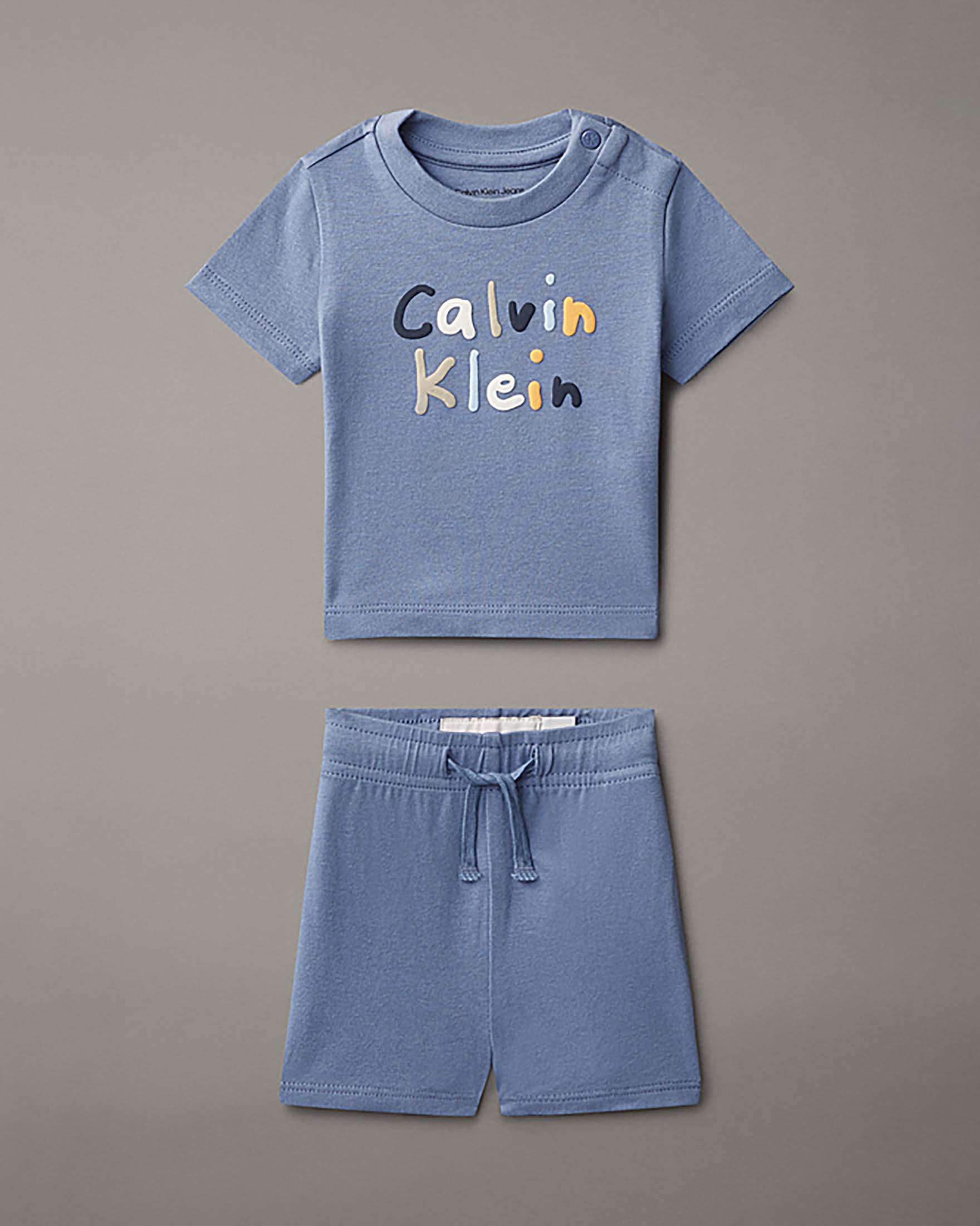 Completo celeste Calvin Klein t-shirt e short in cotone stretch con logo multicolor