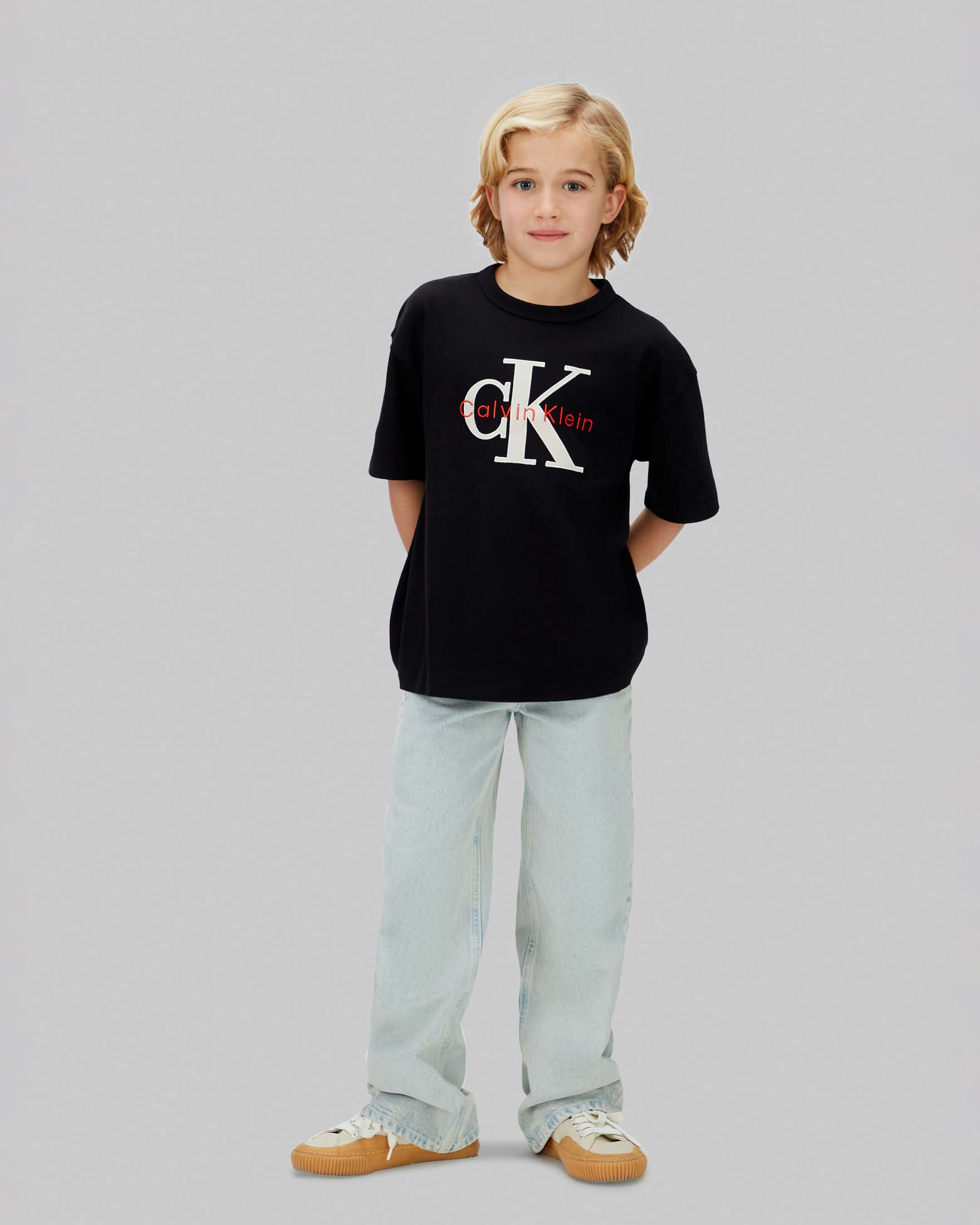T-shirt Calvin Klein nera in cotone a maniche corte con logo bianco e rosso