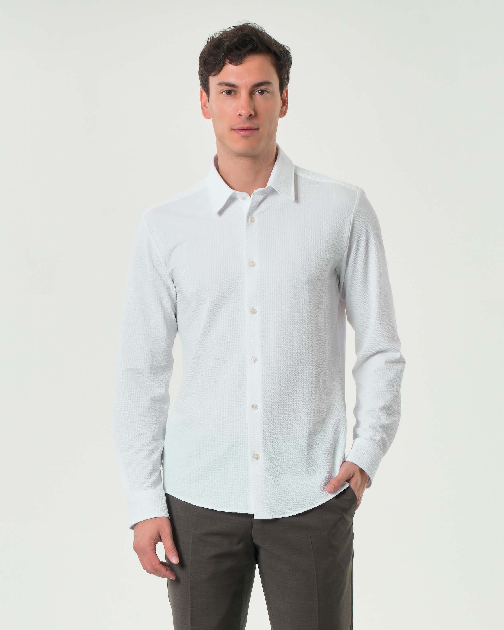 Camicia bianca Roan slim fit in tessuto tecnico seersucker stretch con colletto Kent