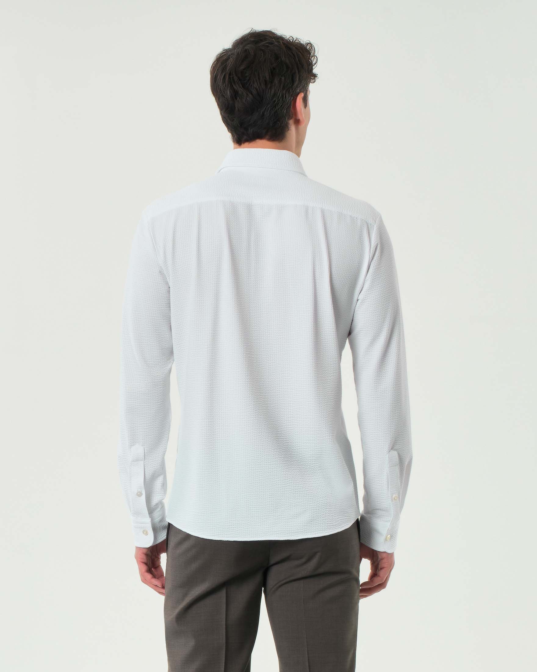 Camicia bianca Roan slim fit in tessuto tecnico seersucker stretch con colletto Kent