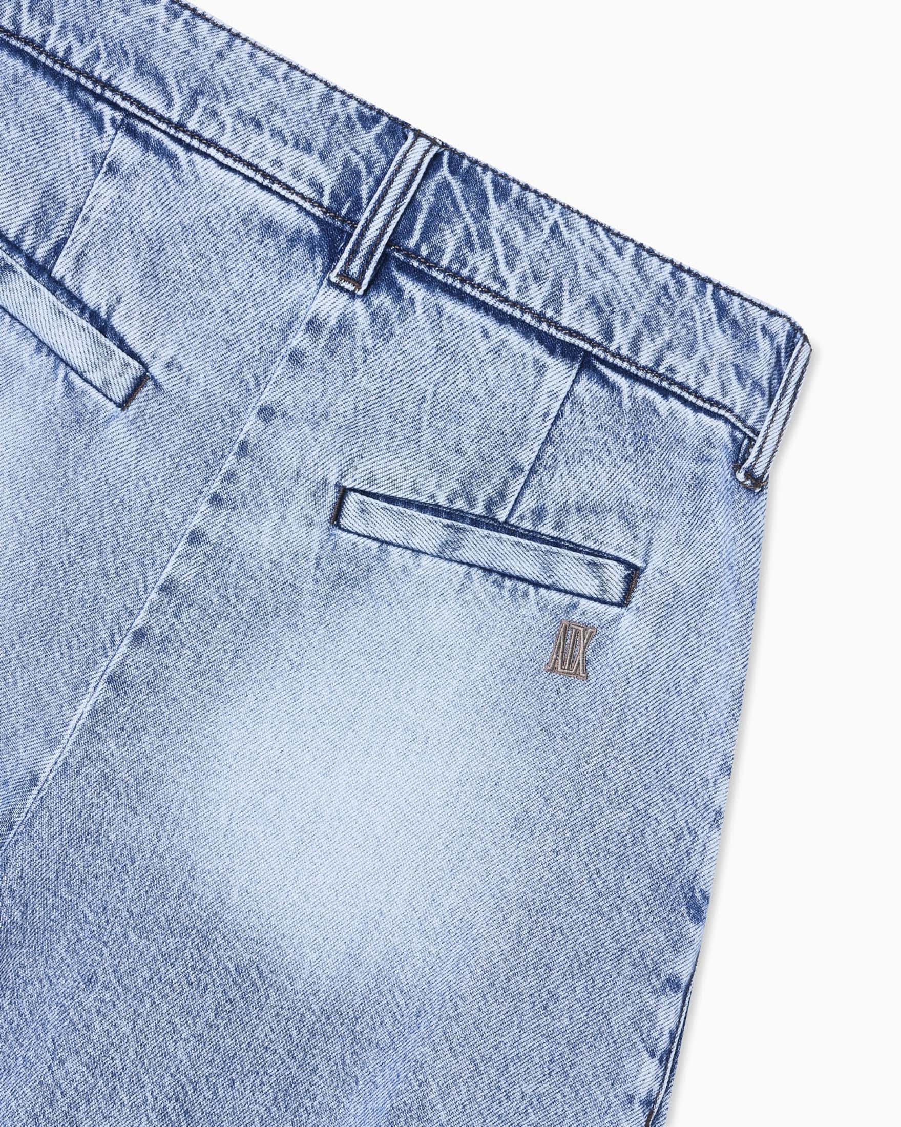 Bermuda Armani Exchange lavaggio chiaro in denim misto cotone con schiariture a cerchio image