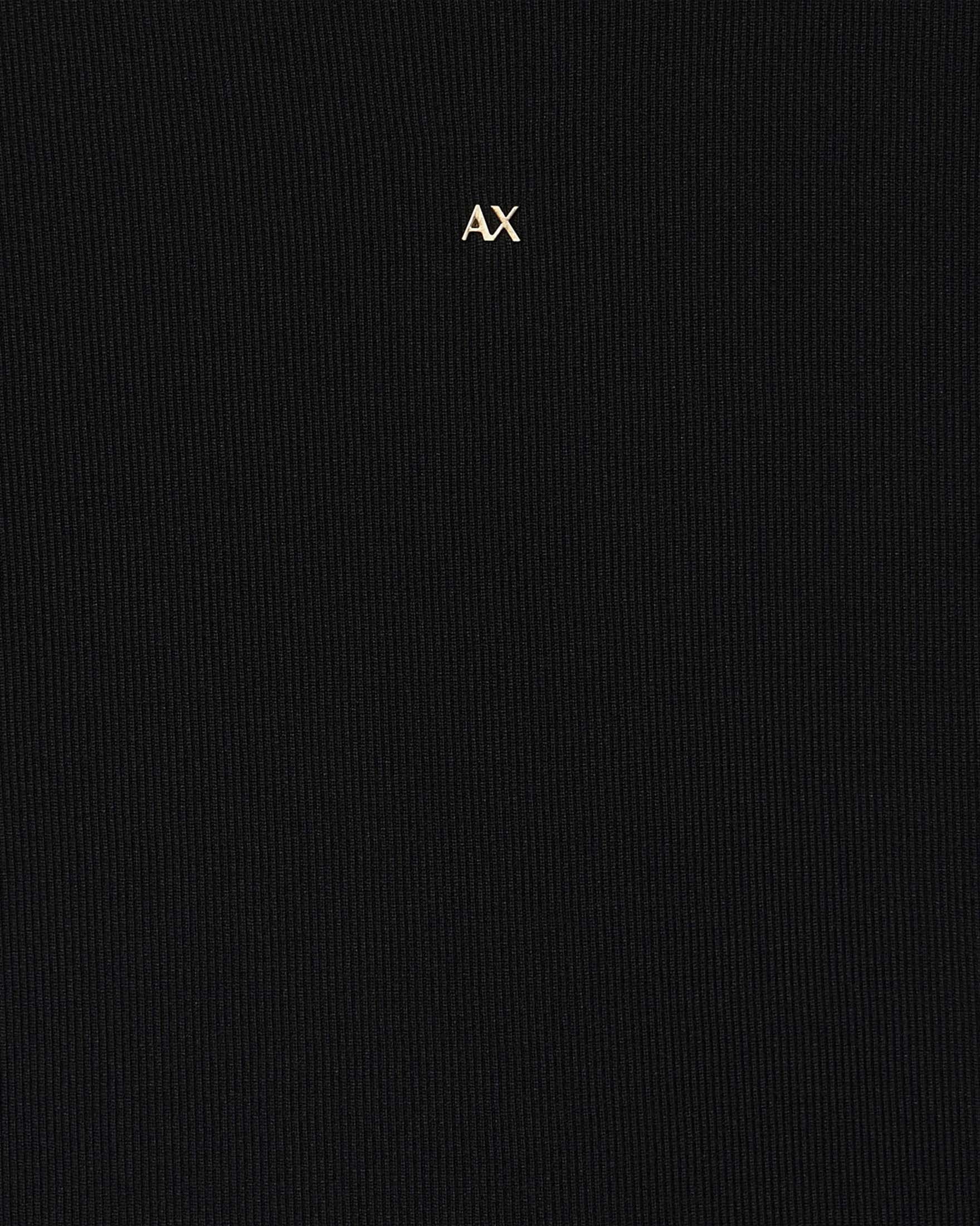 T-shirt crop Armani Exchange nera a coste con logo dorato in centro petto image