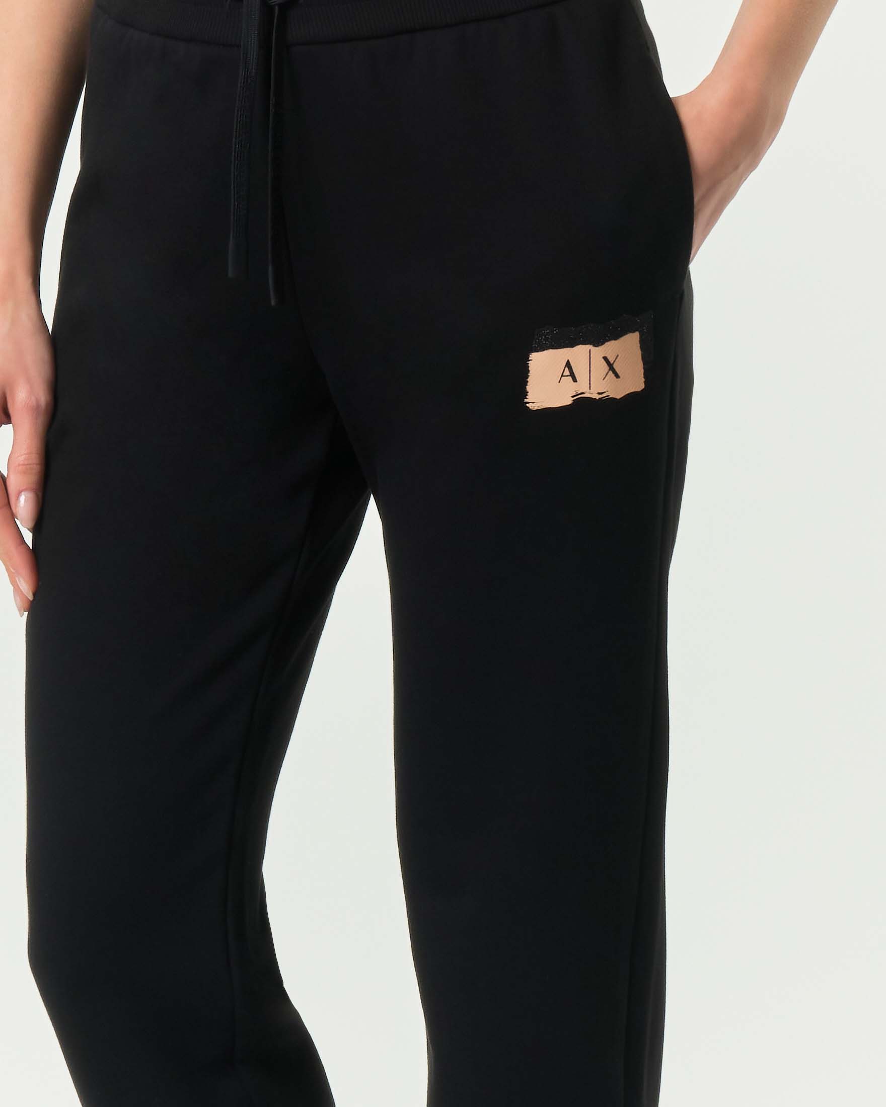 Pantaloni jogger Armani Exchange neri in felpa di misto cotone con patch logo image