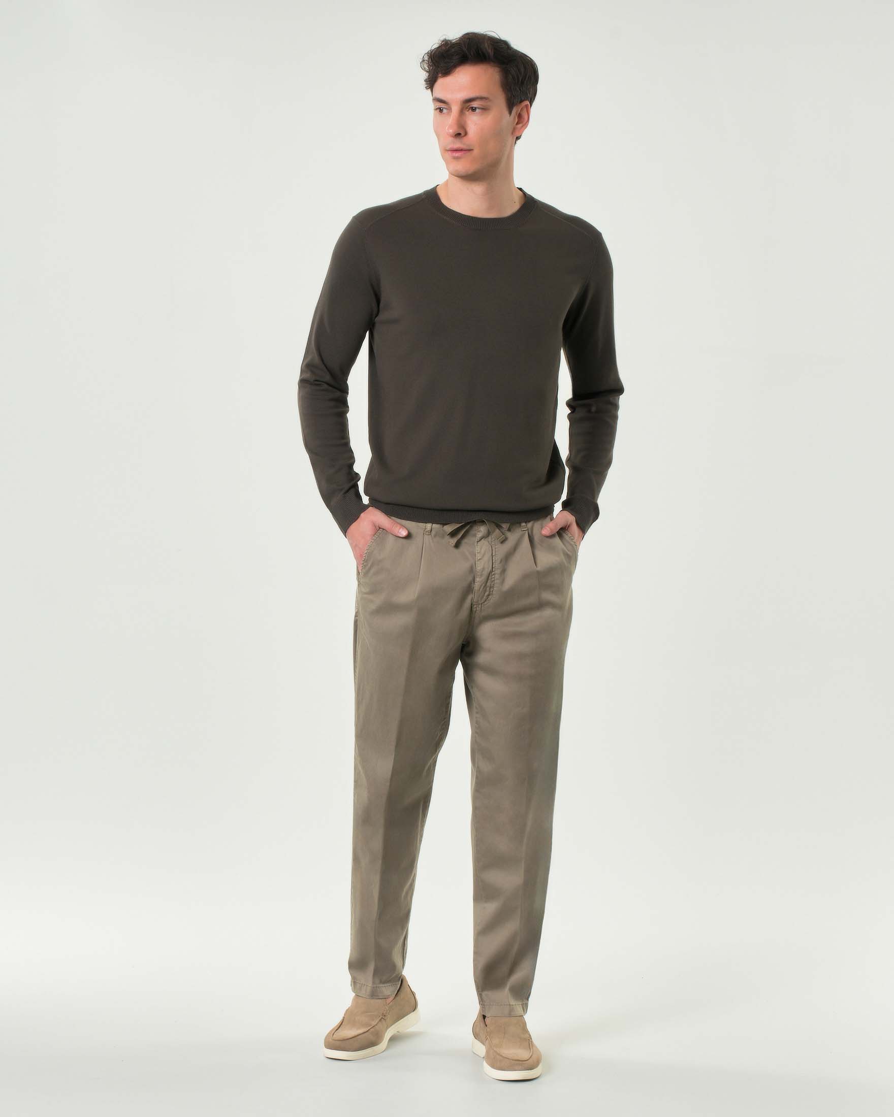 Pantalaccio carrot-fit fango in misto modal e cotone stretch