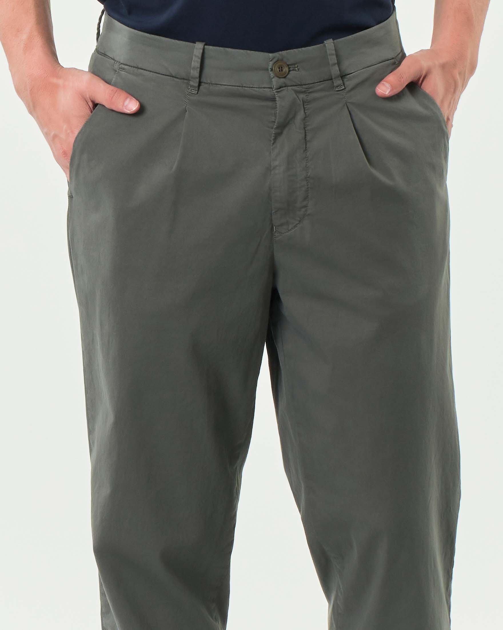 Pantalone relaxed-fit Mason's verde militare in leggera gabardina di cotone stretch con una pinces image