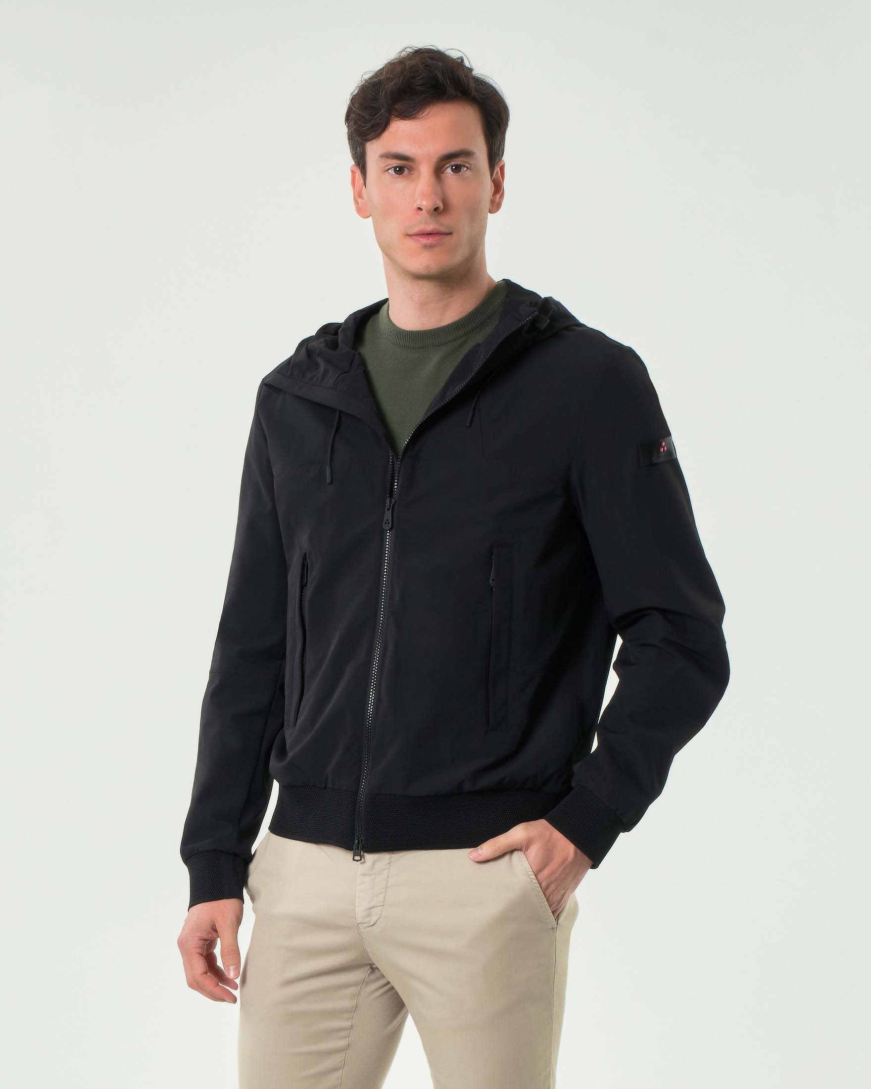 Giubbino Uyapo Peuterey nero in tela tecnica di nylon stretch ritorto con cappuccio