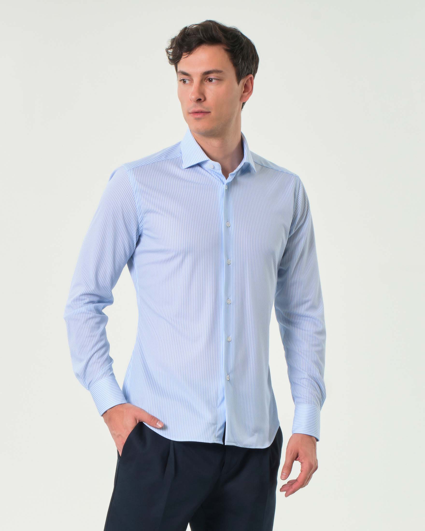 Camicia bastoncino bianco e azzurro in tessuto tecnico stretch