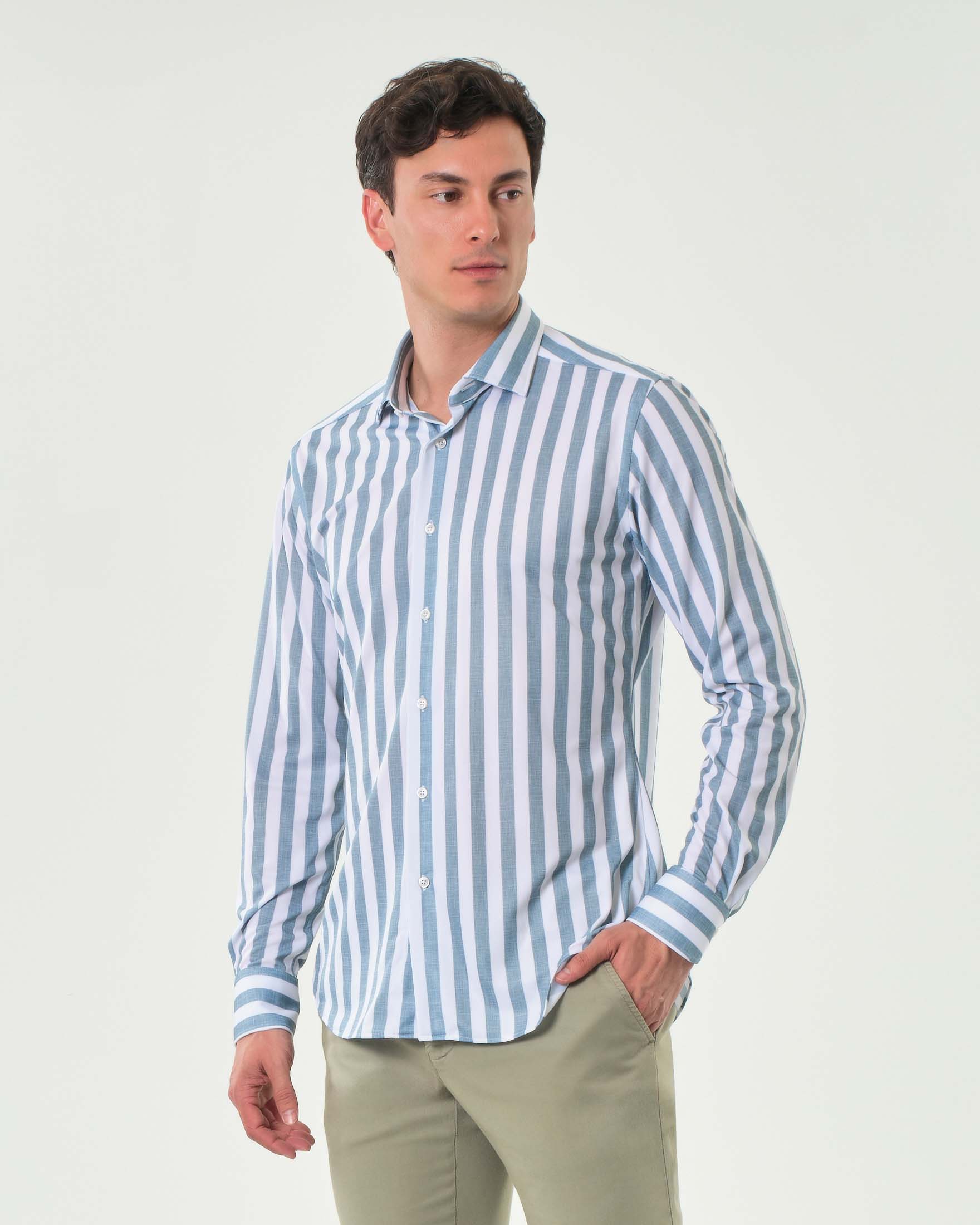 Camicia a righe bianche e salvia in tessuto tecnico stretch