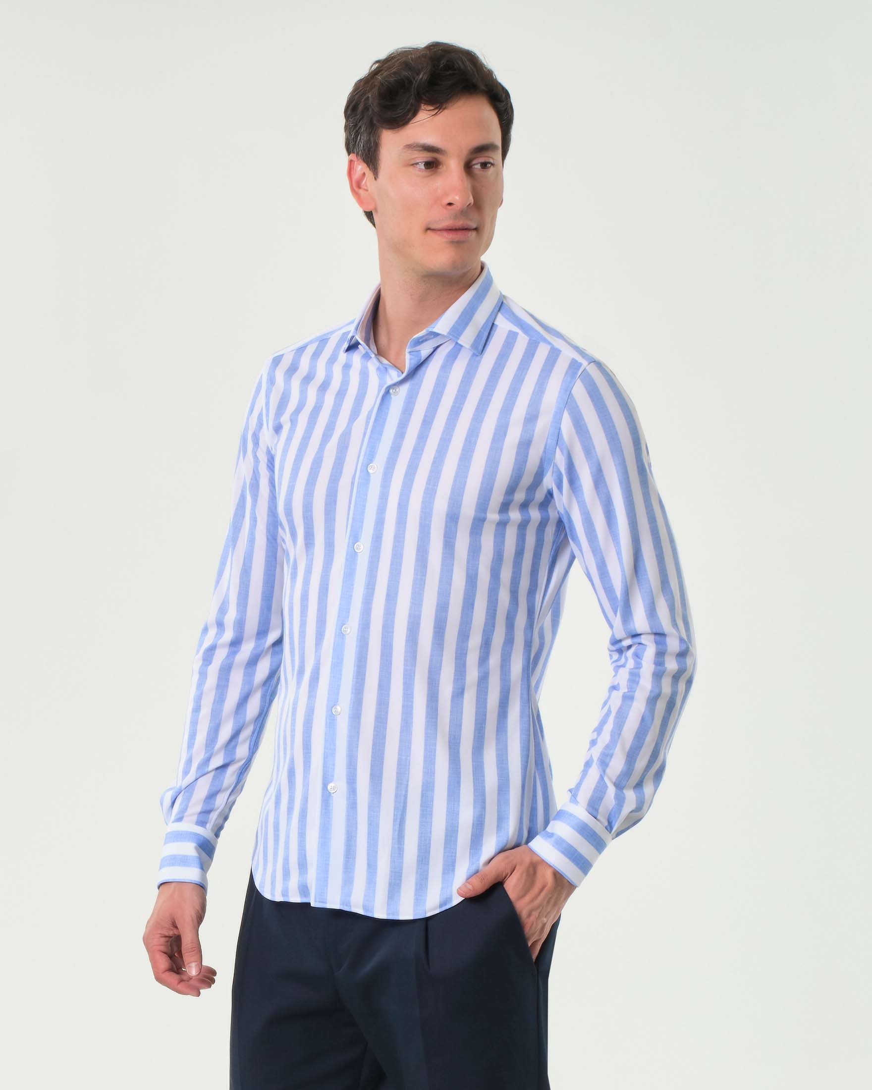 Camicia a righe bianche e celesti in tessuto tecnico stretch