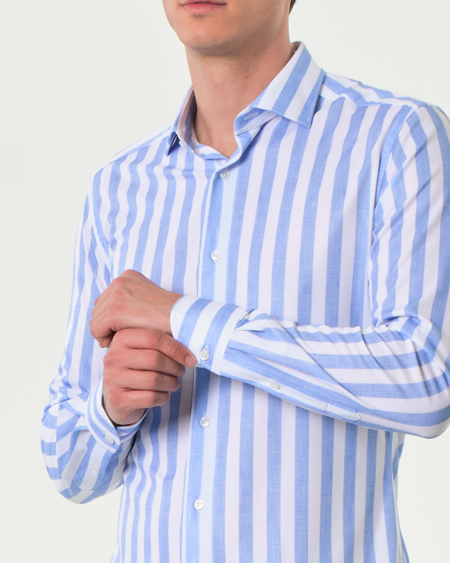 Camicia a righe bianche e celesti in tessuto tecnico stretch image