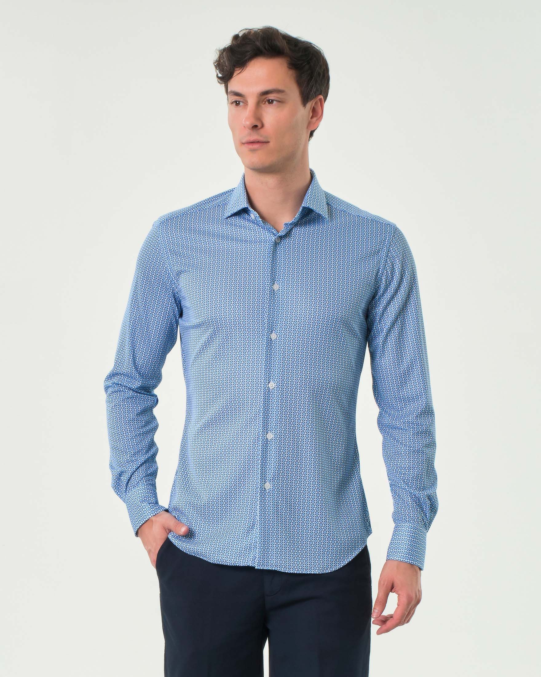 Camicia celeste in tessuto tecnico stretch micro disegno