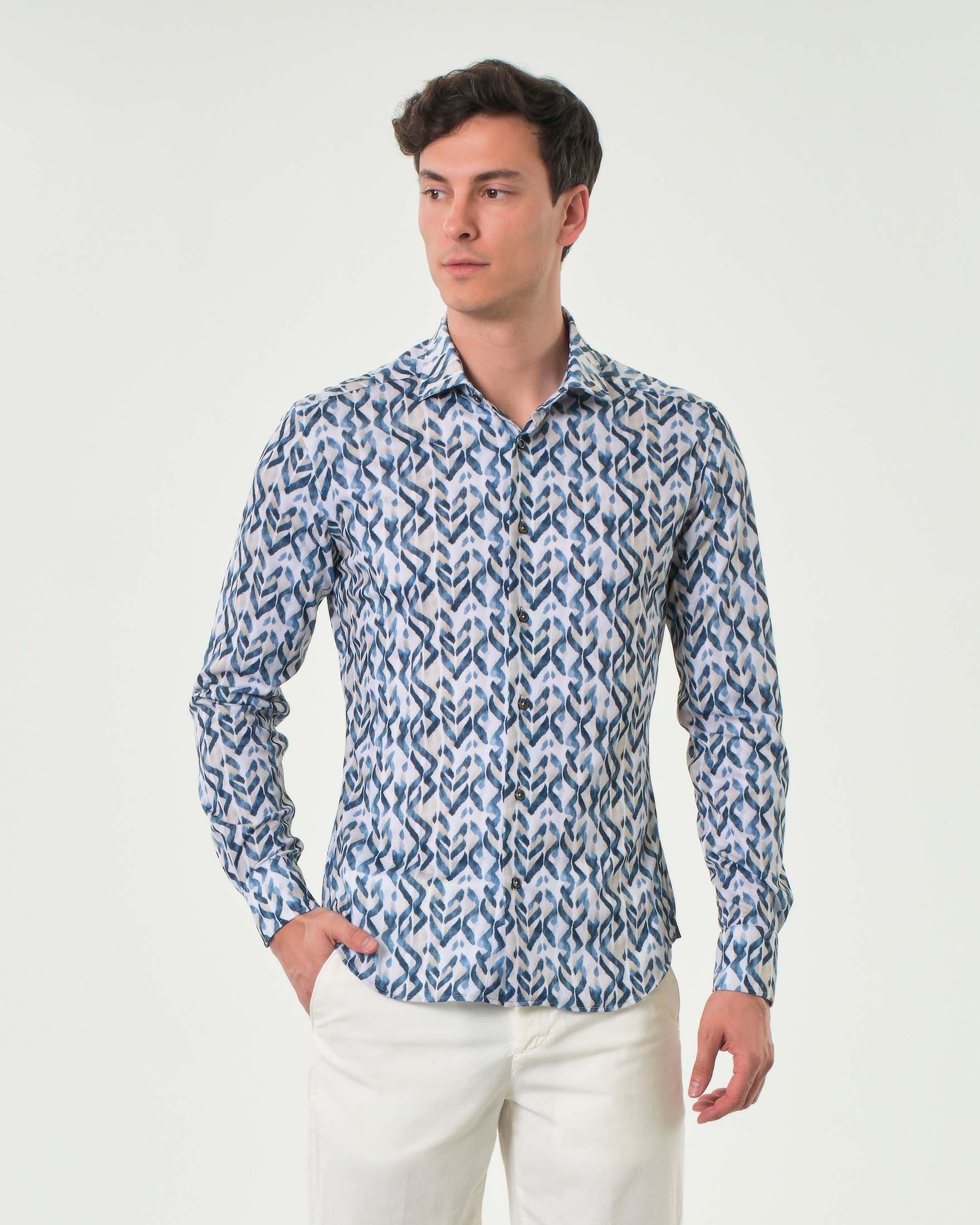 Camicia bianca in tessuto tecnico stretch a fantasia etnica beige e indaco
