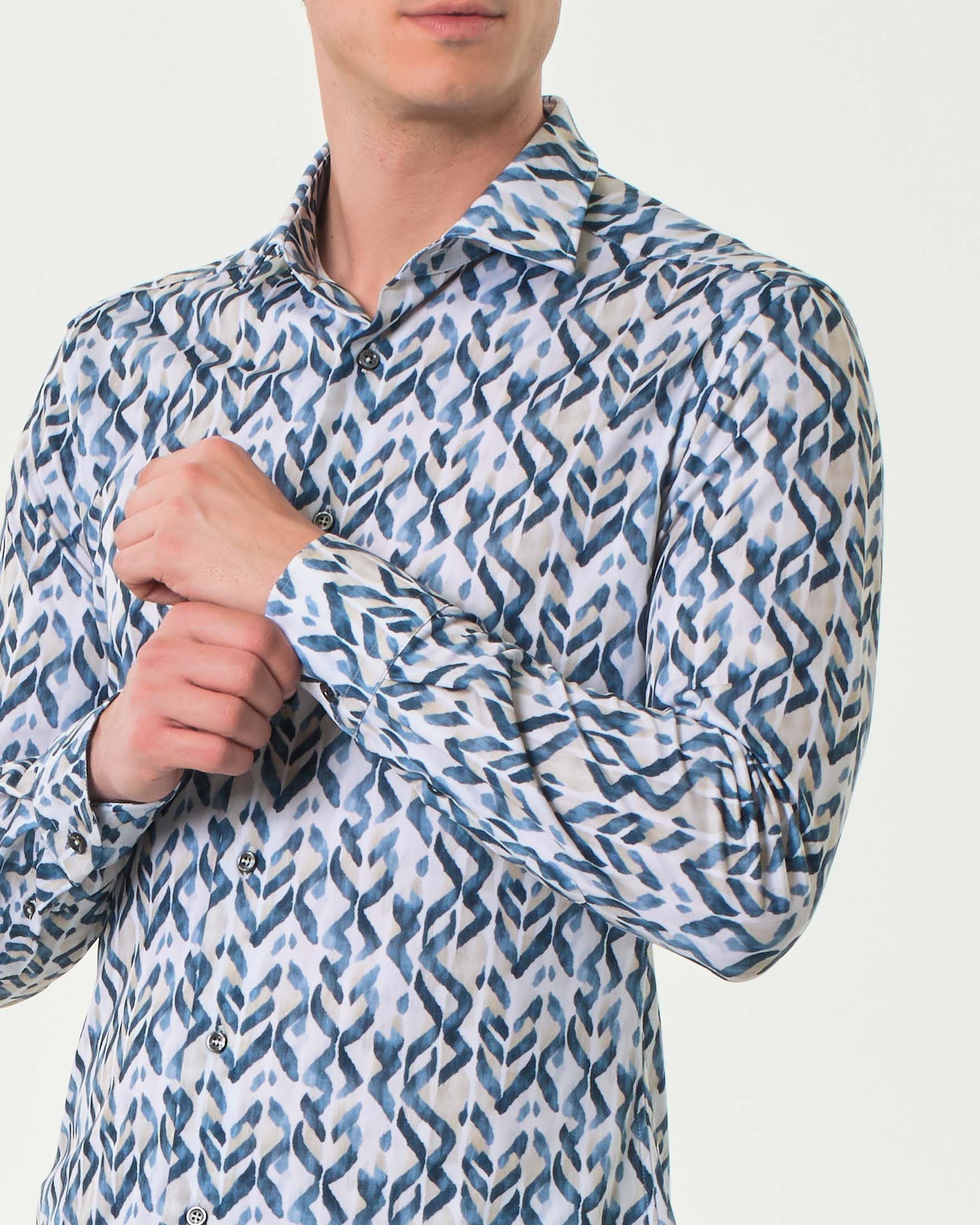 Camicia bianca in tessuto tecnico stretch a fantasia etnica beige e indaco image