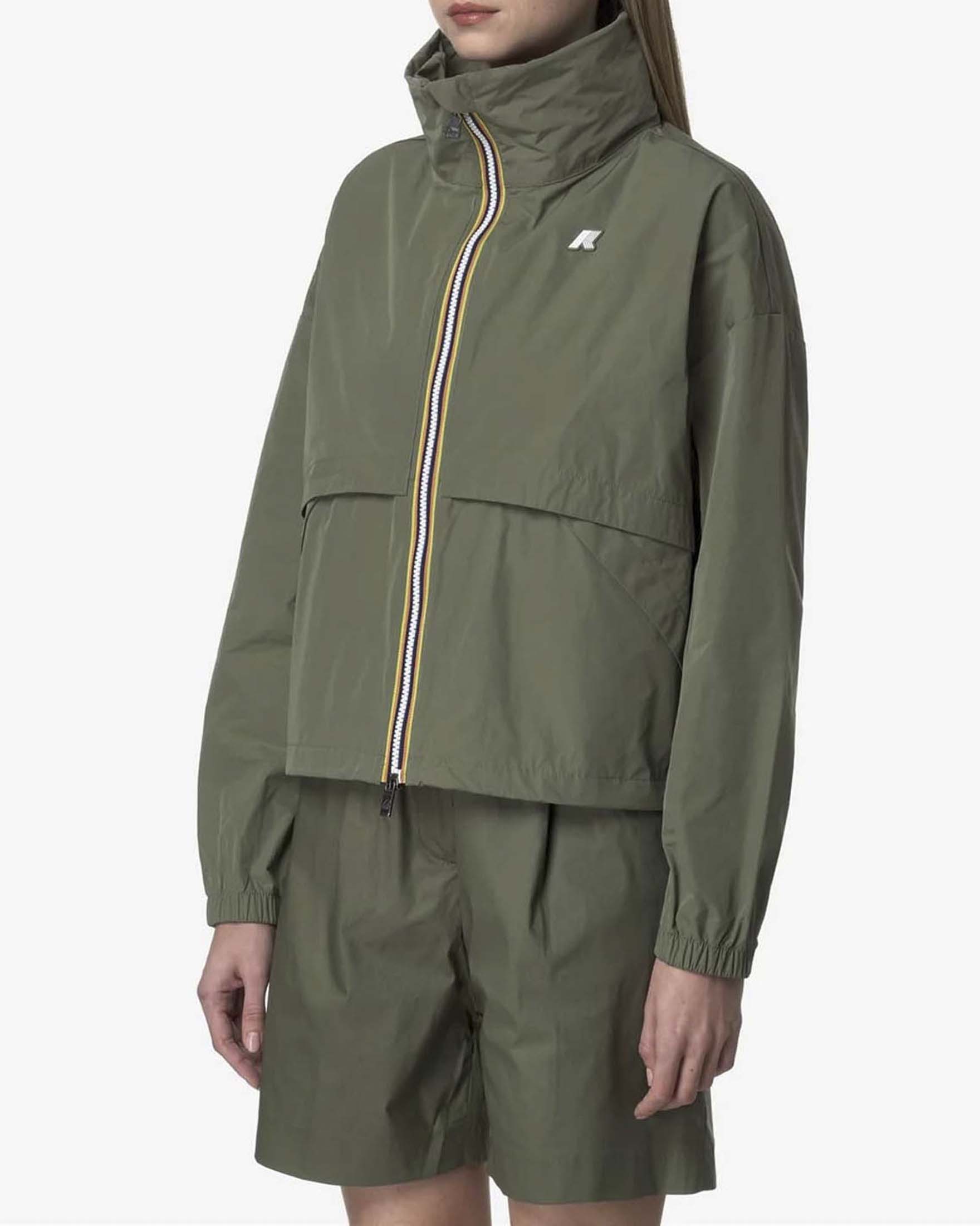 Giacca corta K-Way Aubette Memory Touch militare con maxi tasche con patta e coulisse in vita image