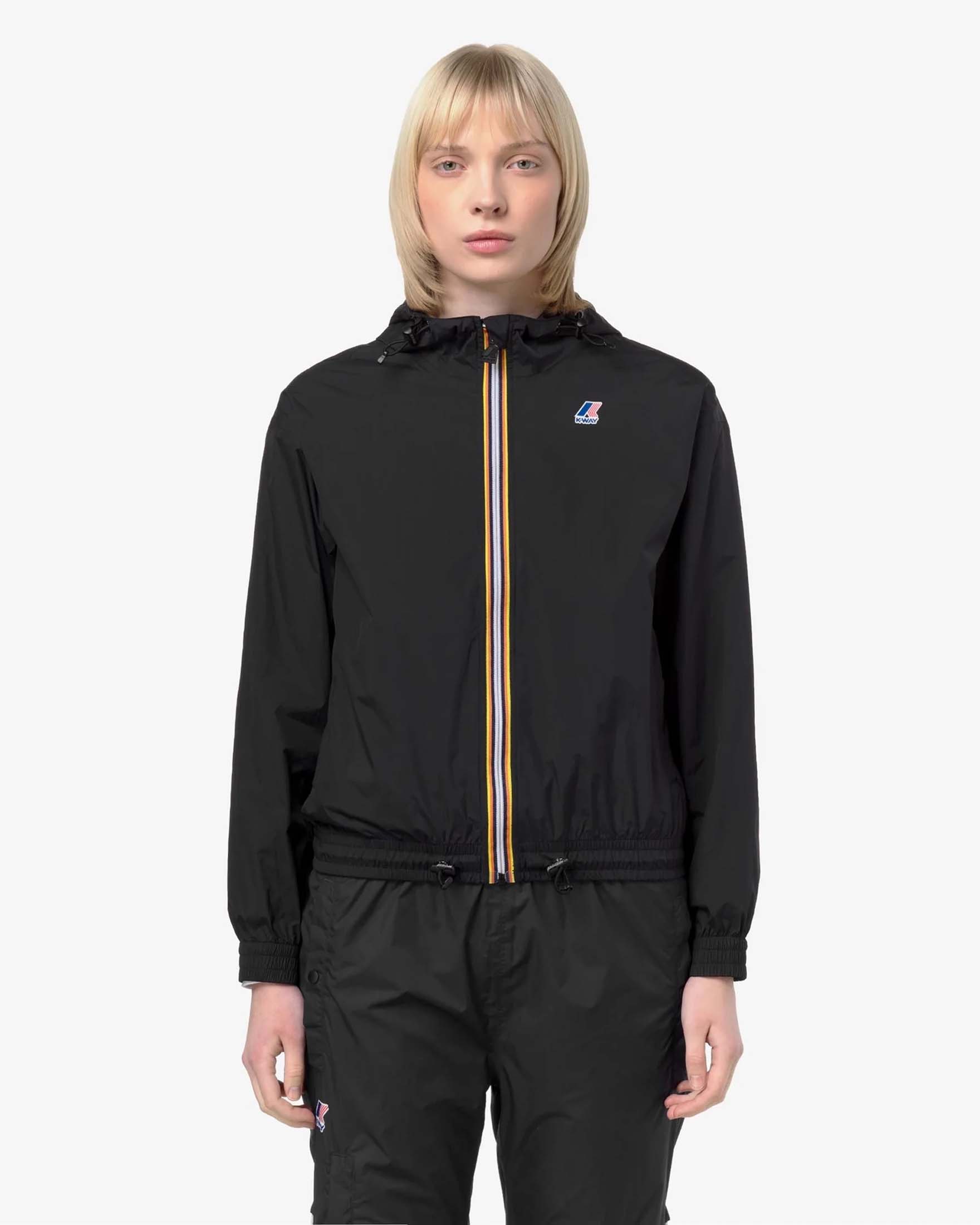 Giacca corta impermeabile K-Way Anny nera con cappuccio e chiusura zip con coulisse sul fondo