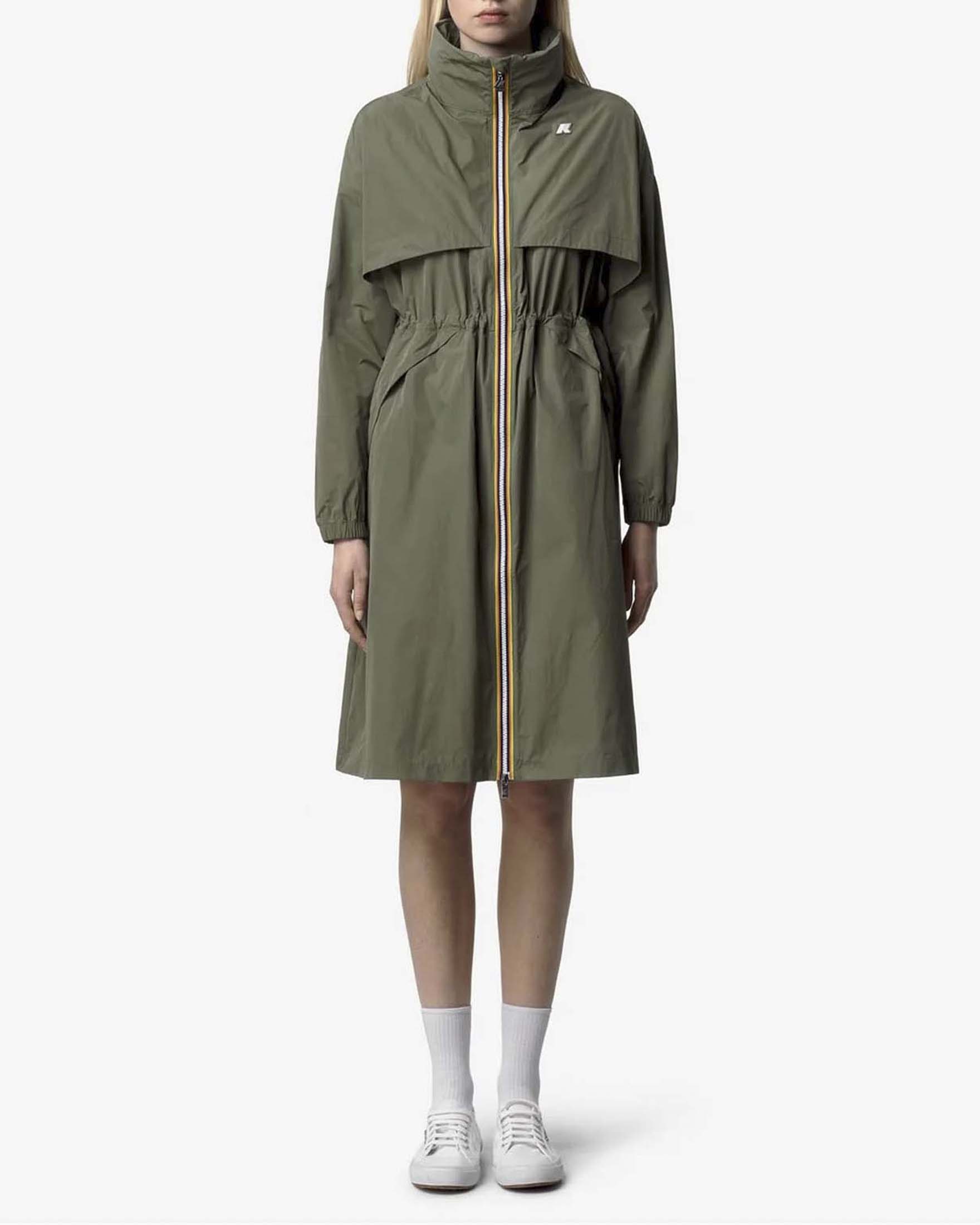 Giacca lunga idrorepellente Aube K-Way verde militare con coulisse in vita e maxi tasche con patta