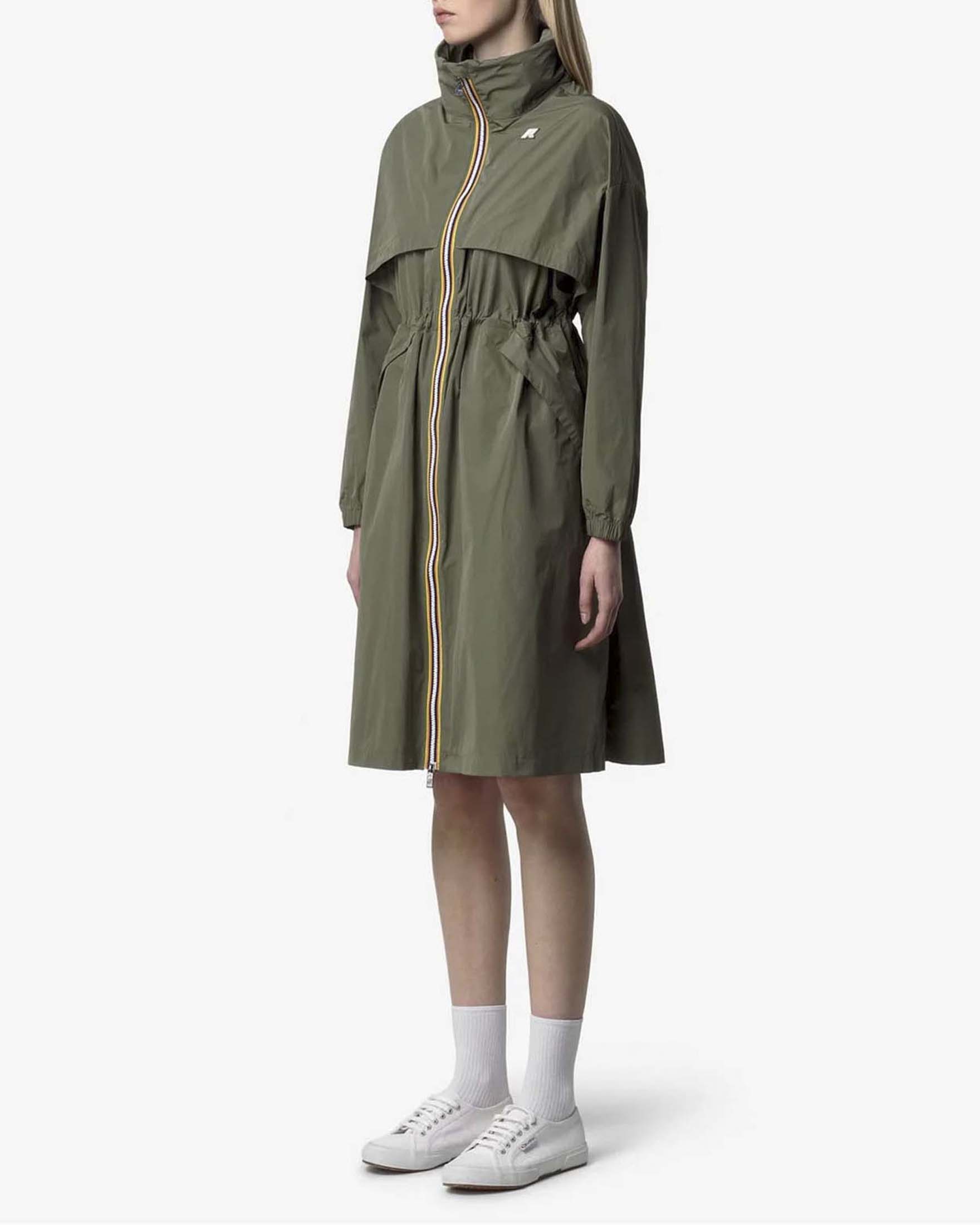 Giacca lunga idrorepellente Aube K-Way verde militare con coulisse in vita e maxi tasche con patta image