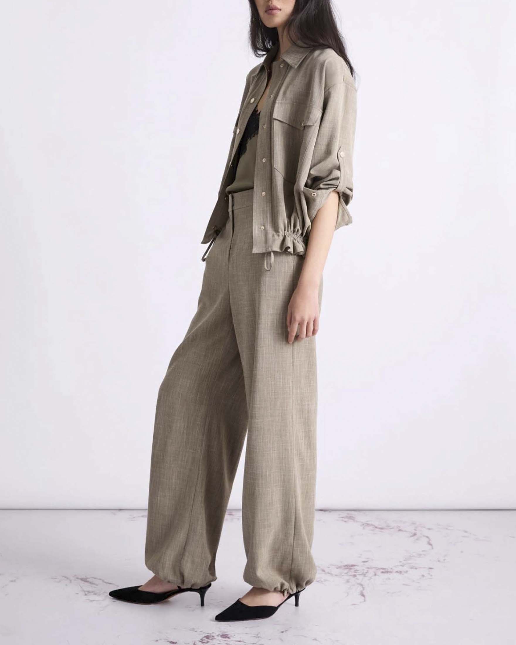 Pantalone wide color khaki in misto viscosa stretch con coulisse sul fondo