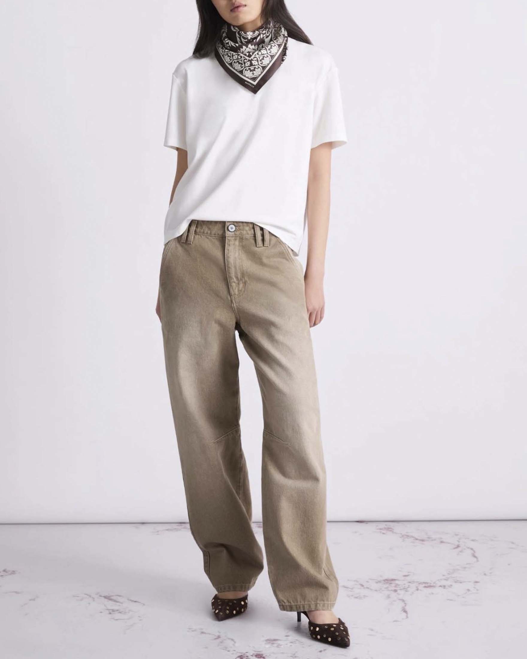 Jeans loose fit color khaki con effetto used e pince al ginocchio
