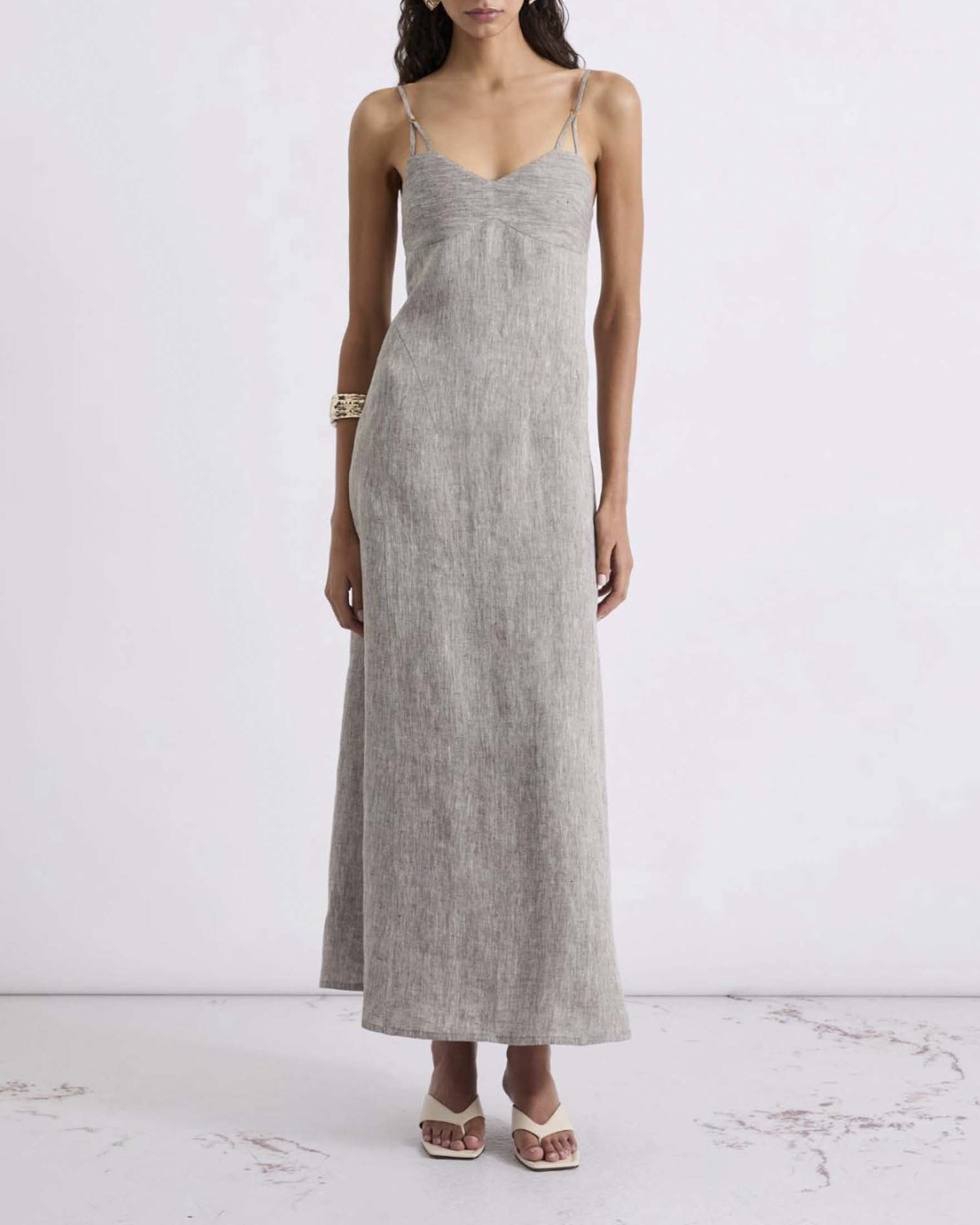 Abito lungo Marella marrone in chambray di lino con scollo a V e schiena scoperta