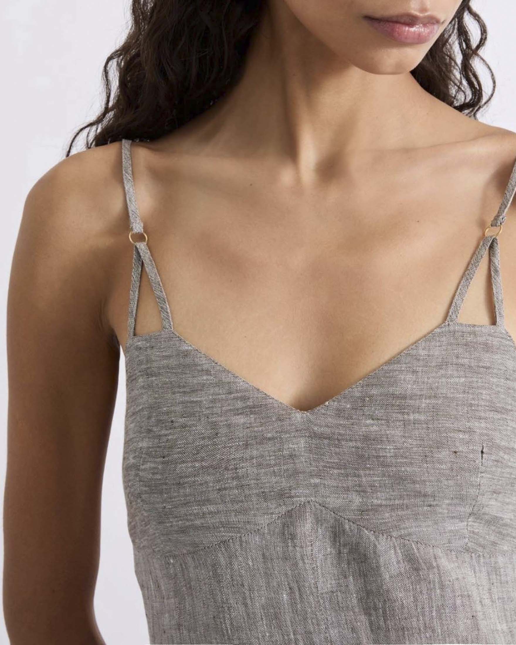 Abito lungo Marella marrone in chambray di lino con scollo a V e schiena scoperta