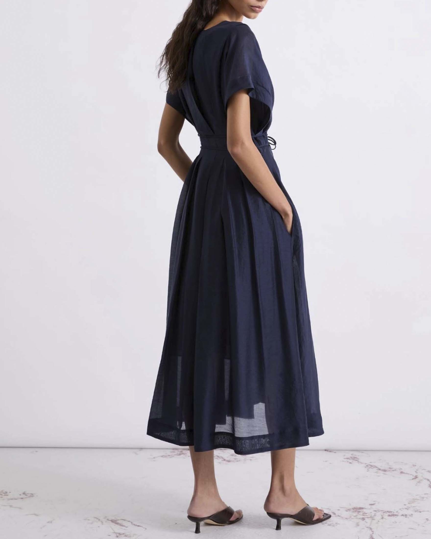Abito midi Marella blu in organza misto lyocell con cintura in vita e scollo a V image