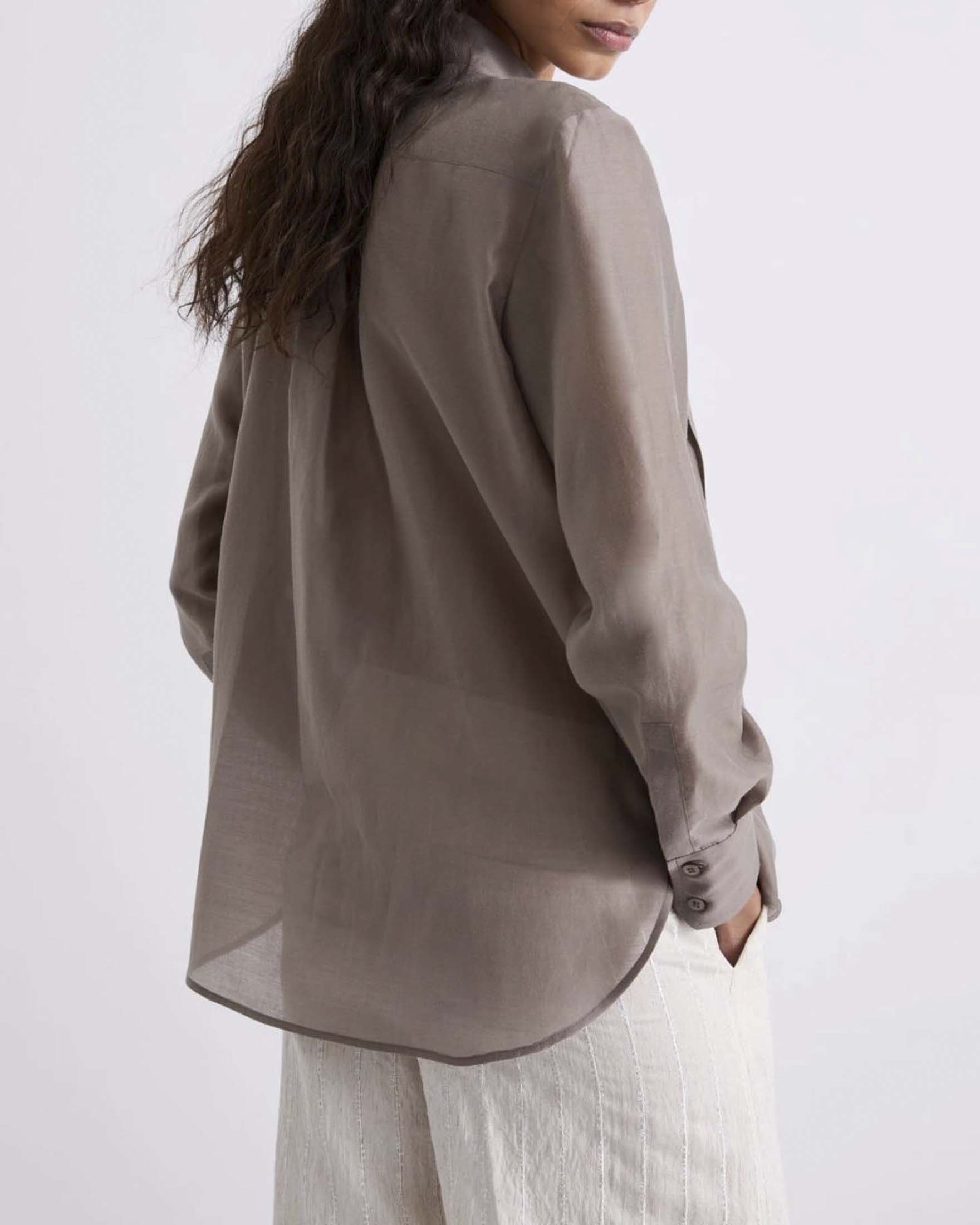 Camicia Marella color tortora in organza mista lyocell con tasche applicate