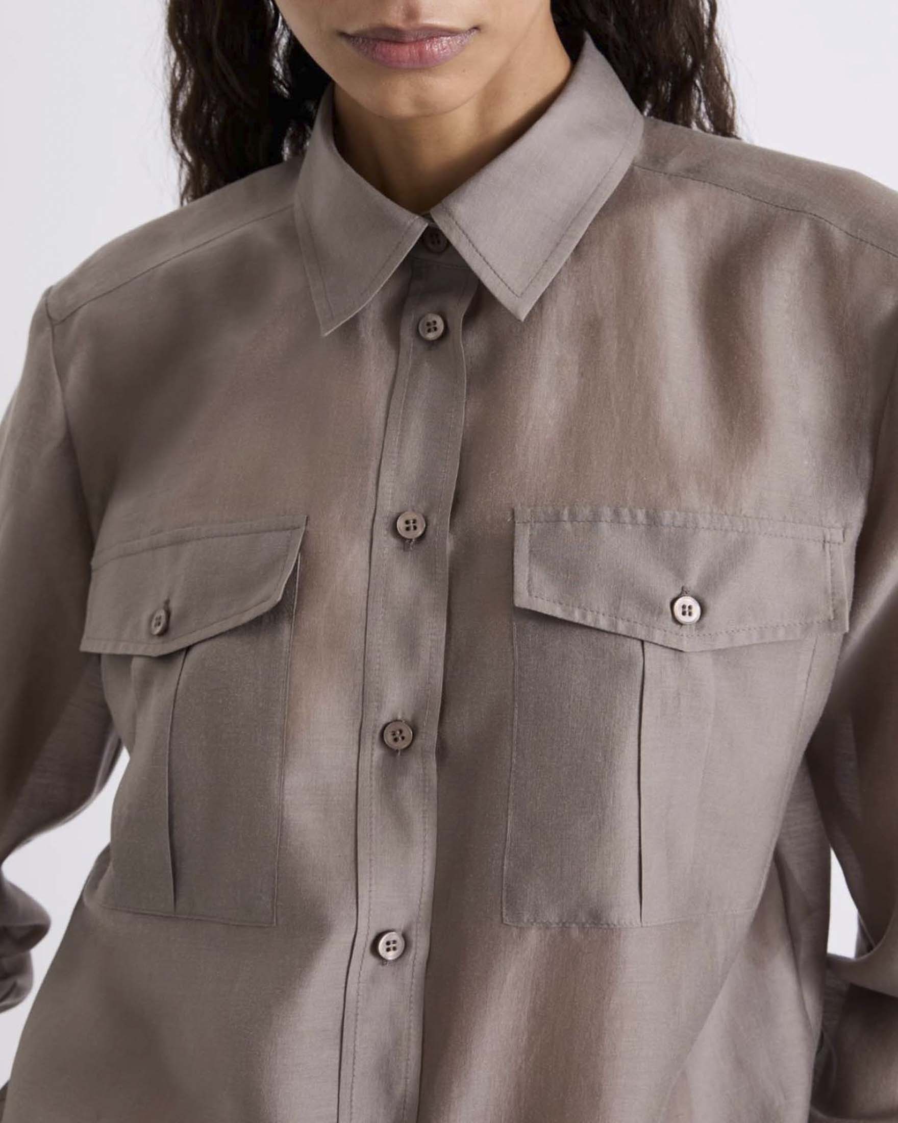 Camicia Marella color tortora in organza mista lyocell con tasche applicate